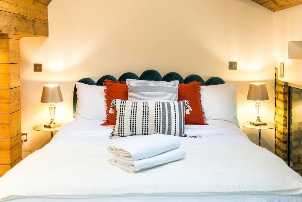 Central Harrods 4BR 6Bed House AC