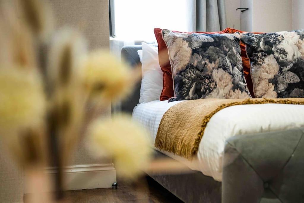 Central Harrods 4BR 6Bed House AC