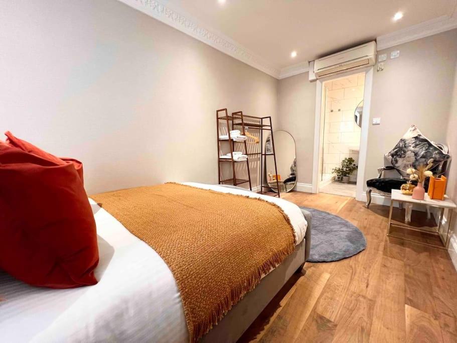 Central Harrods 4BR 6Bed House AC