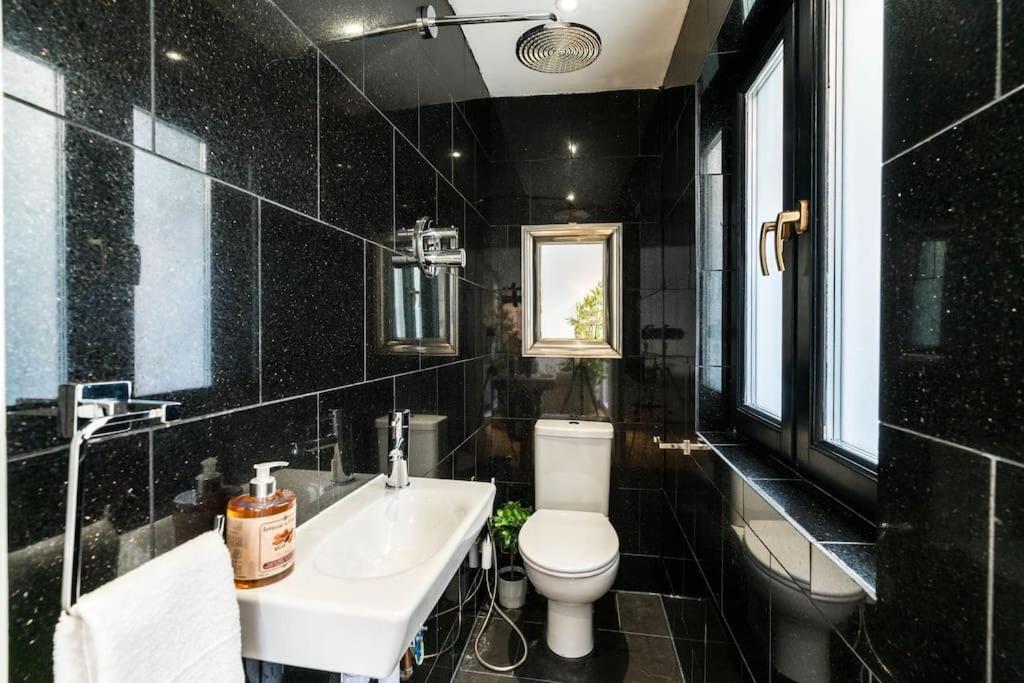Central Harrods 4BR 6Bed House AC