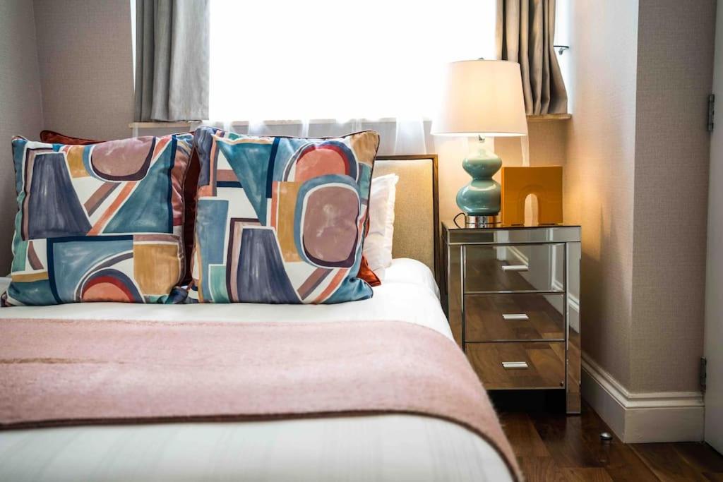 Central Harrods 4BR 6Bed House AC