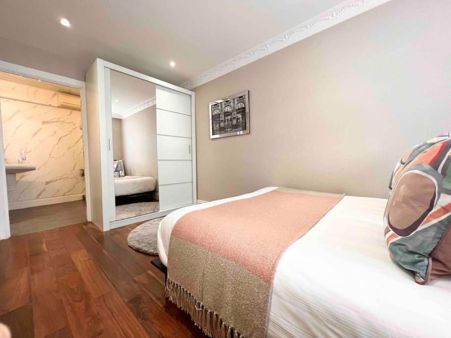 Central Harrods 4BR 6Bed House AC