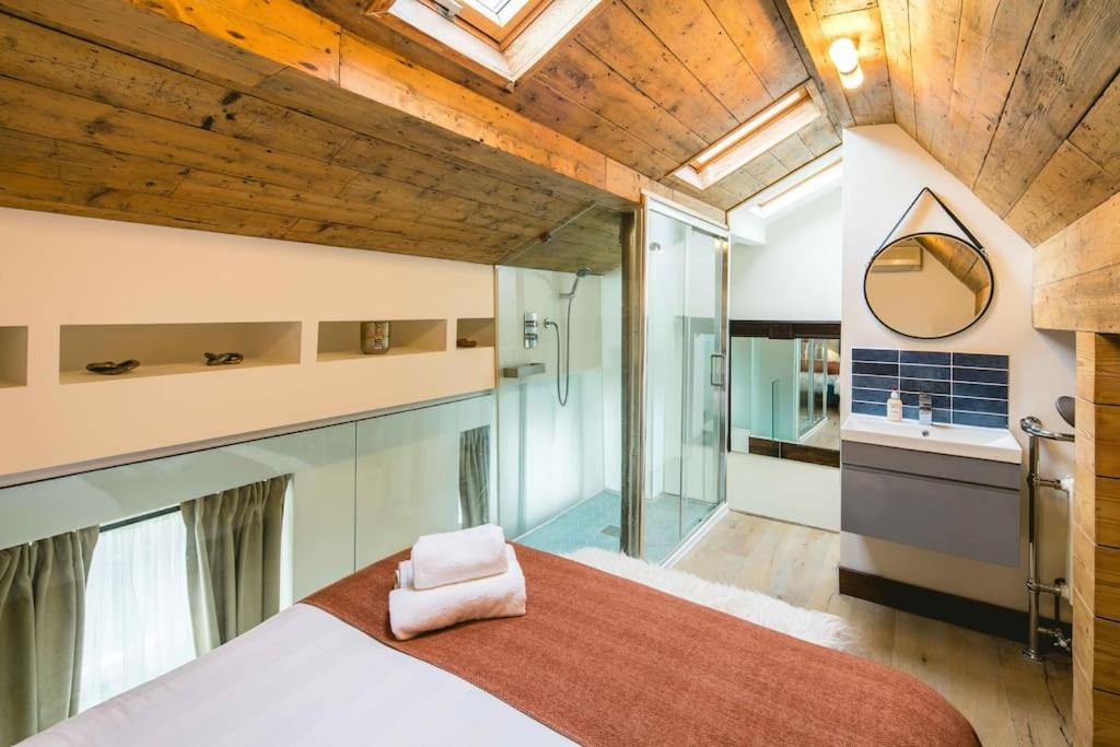 Central Harrods 4BR 6Bed House AC