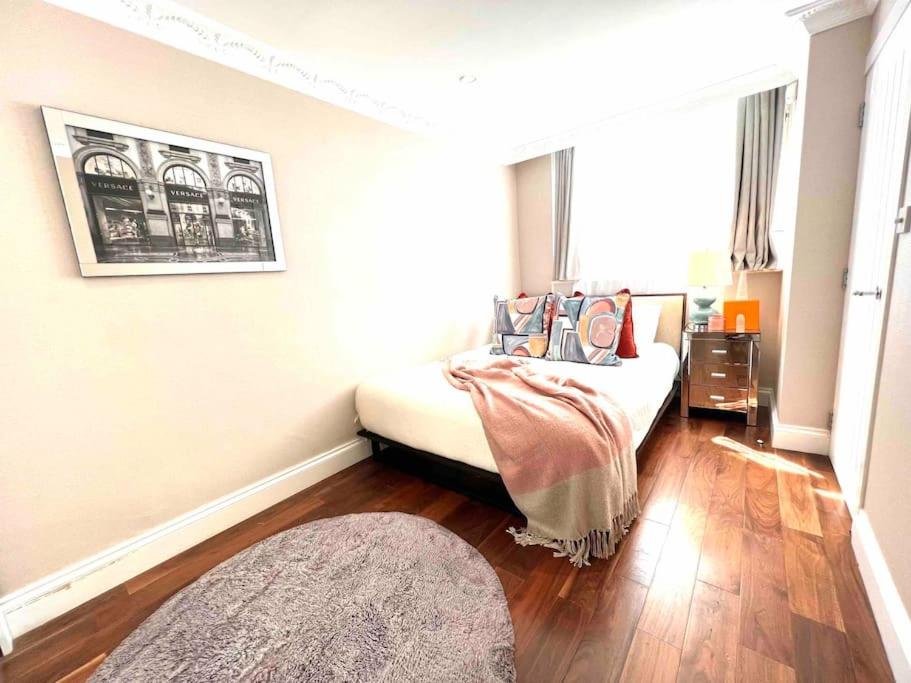 Central Harrods 4BR 6Bed House AC