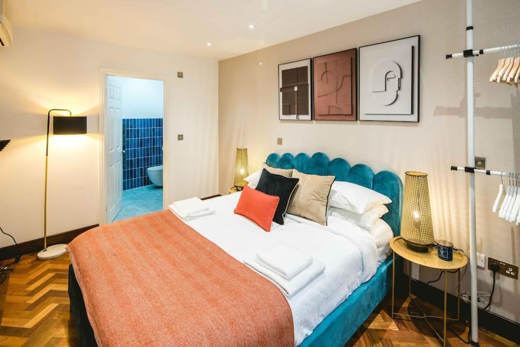 Central Harrods 4BR 6Bed House AC