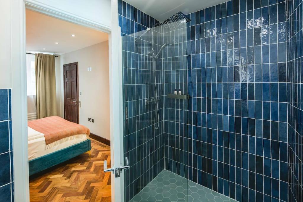 Central Harrods 4BR 6Bed House AC