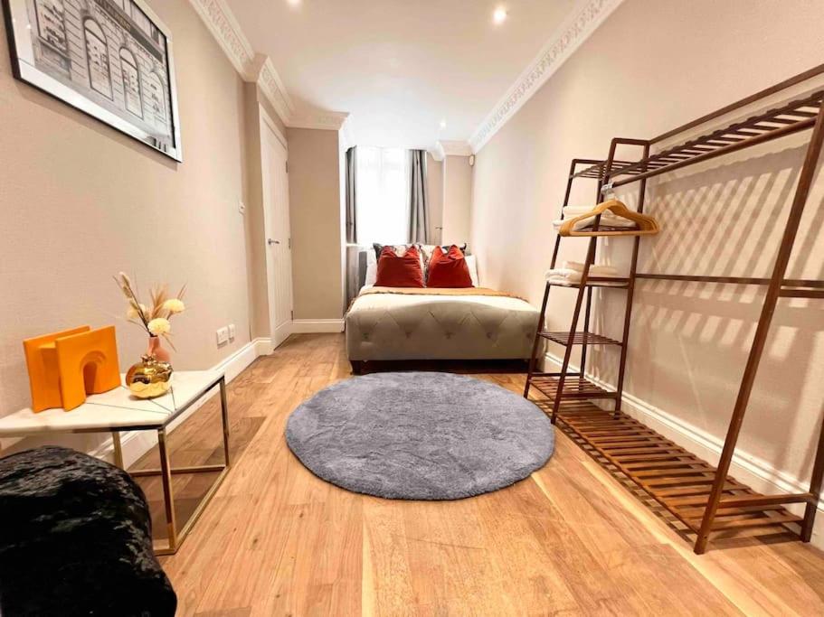 Central Harrods 4BR 6Bed House AC