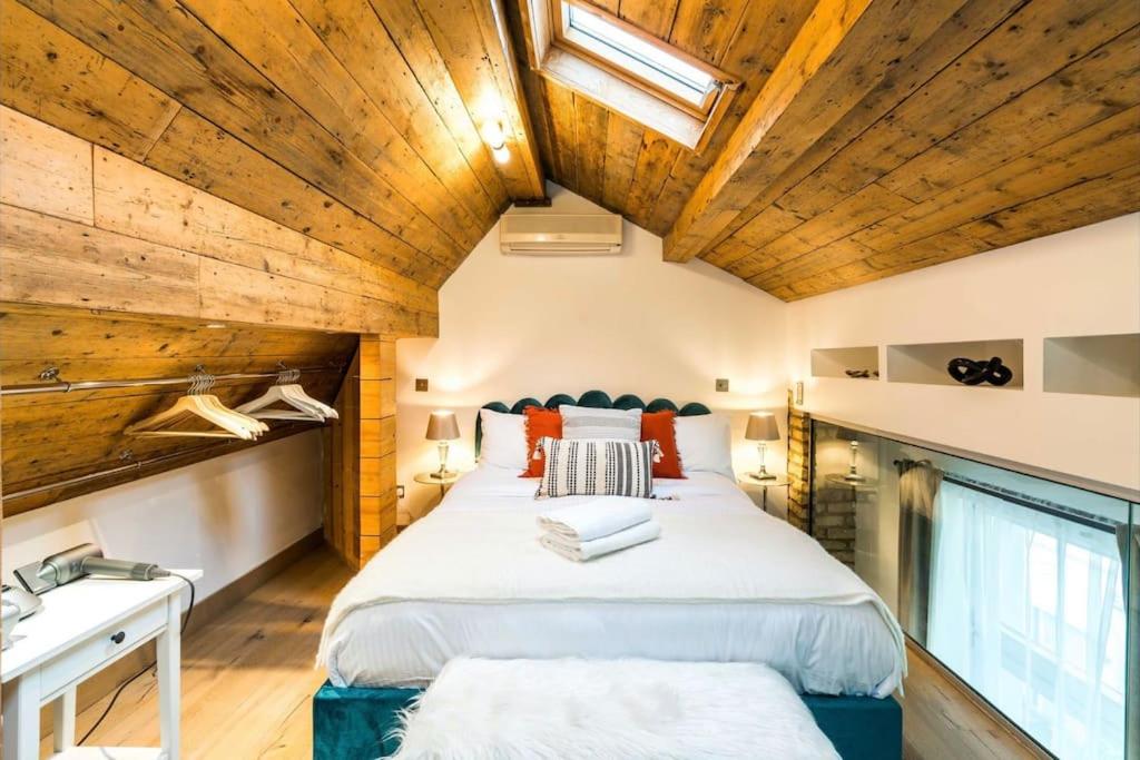 Central Harrods 4BR 6Bed House AC