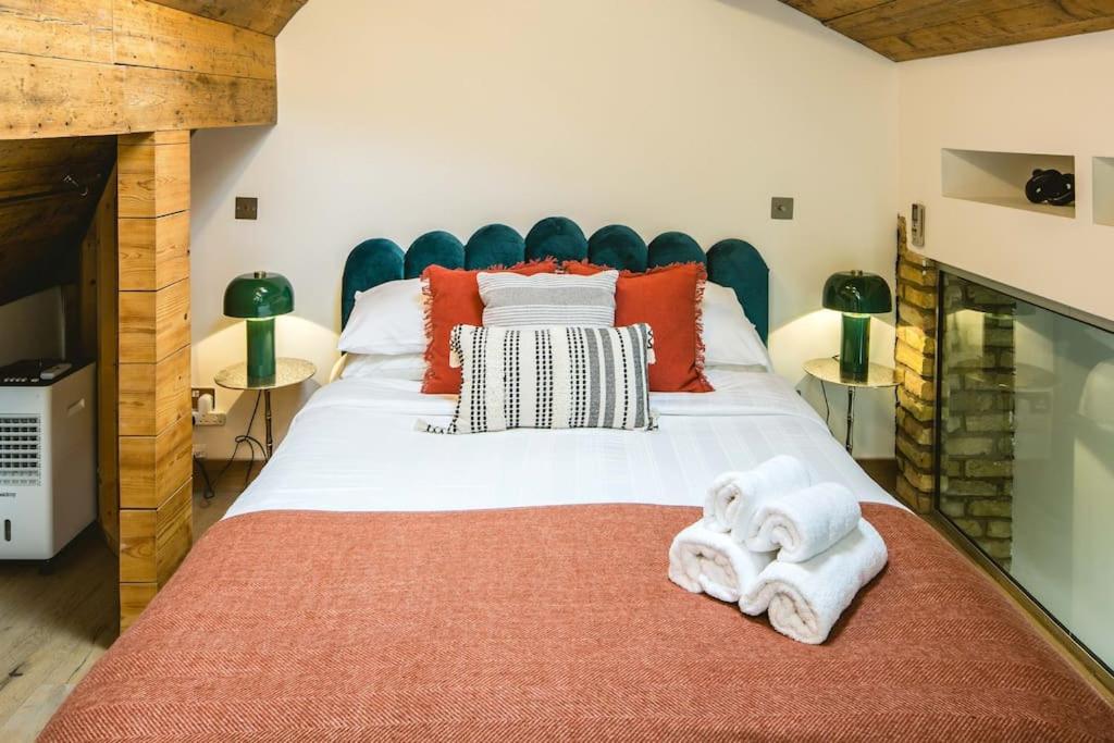 Central Harrods 4BR 6Bed House AC