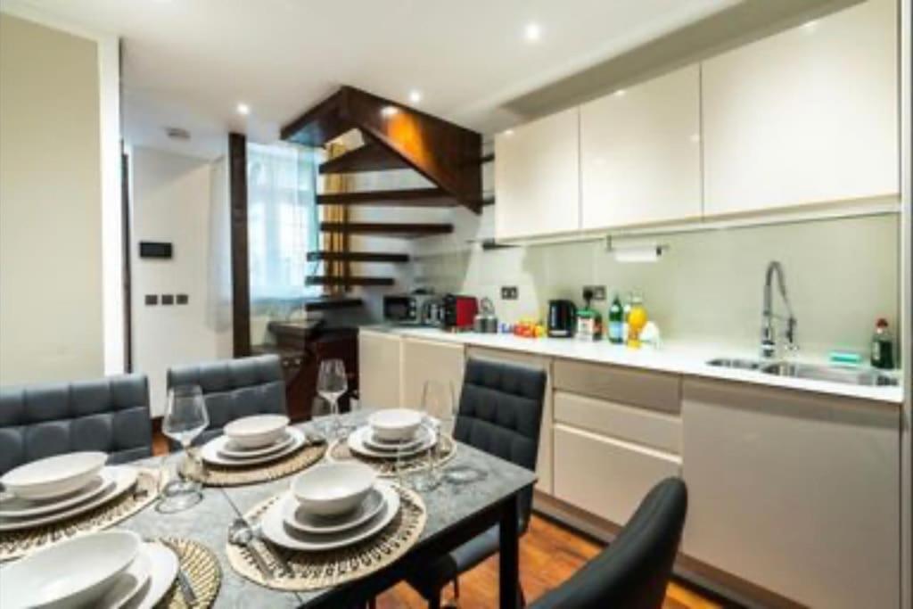 Central Harrods 4BR 6Bed House AC