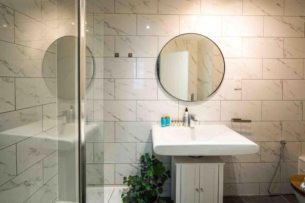 Central Harrods 4BR 6Bed House AC