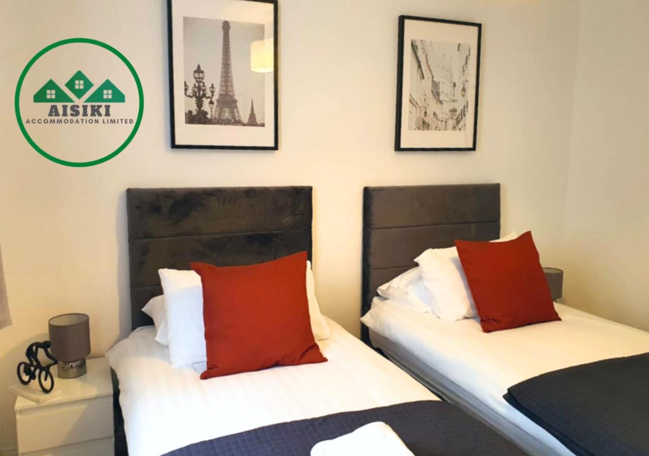 Aisiki Stays Apartments at Wembley, Ground Floor 2 Bedroom and 1 Bathroom Flat, King or Twin beds and Double bed with FREE WiFi and PARKING