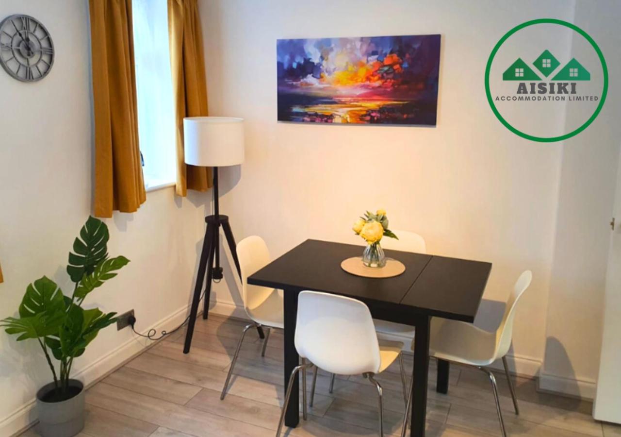 Aisiki Stays Apartments at Wembley, Ground Floor 2 Bedroom and 1 Bathroom Flat, King or Twin beds and Double bed with FREE WiFi and PARKING