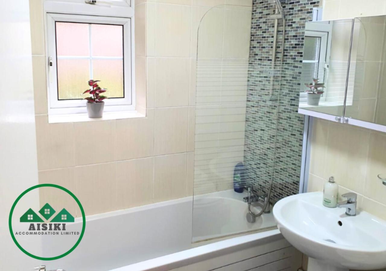 Aisiki Stays Apartments at Wembley, Ground Floor 2 Bedroom and 1 Bathroom Flat, King or Twin beds and Double bed with FREE WiFi and PARKING