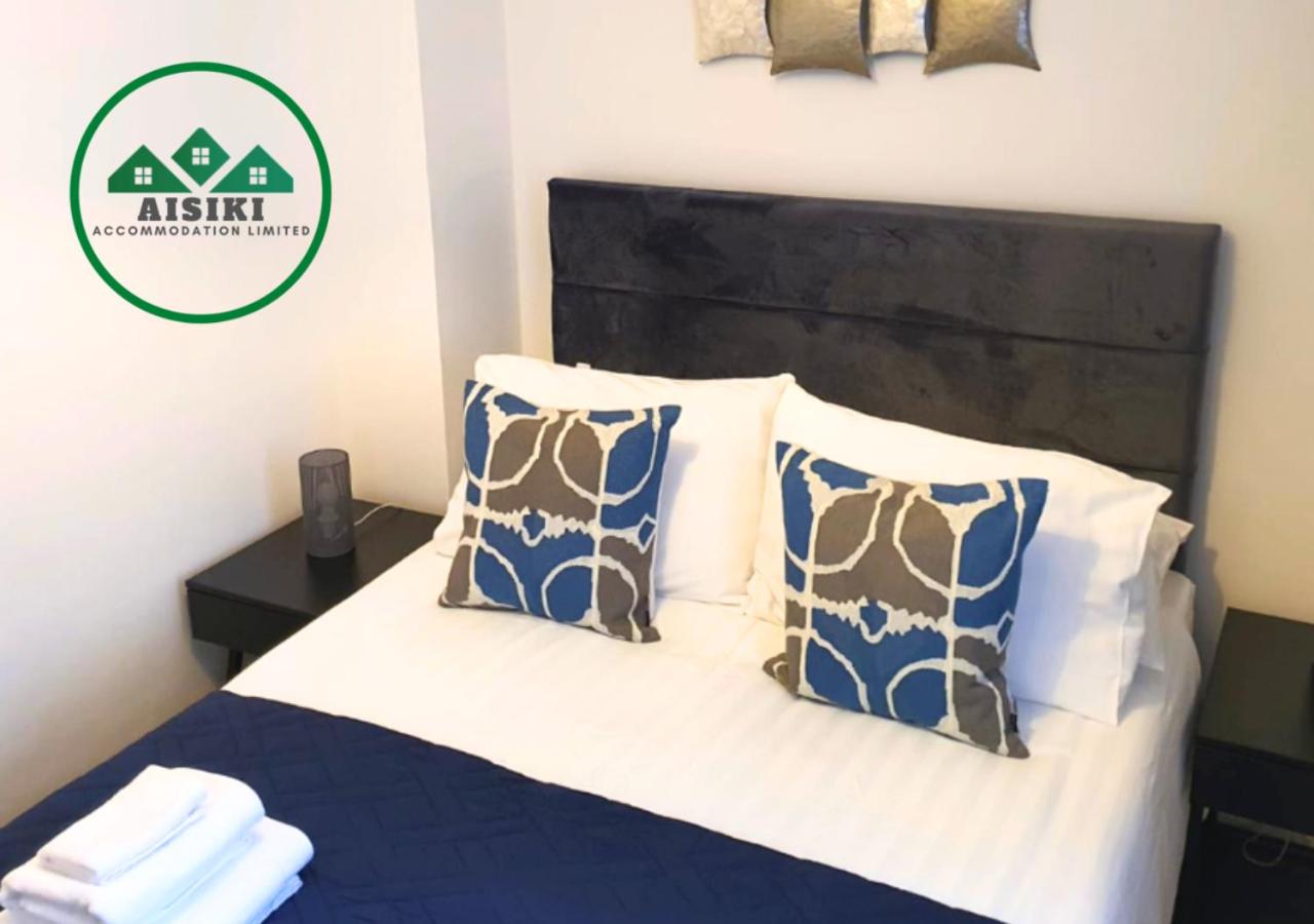 Aisiki Stays Apartments at Wembley, Ground Floor 2 Bedroom and 1 Bathroom Flat, King or Twin beds and Double bed with FREE WiFi and PARKING