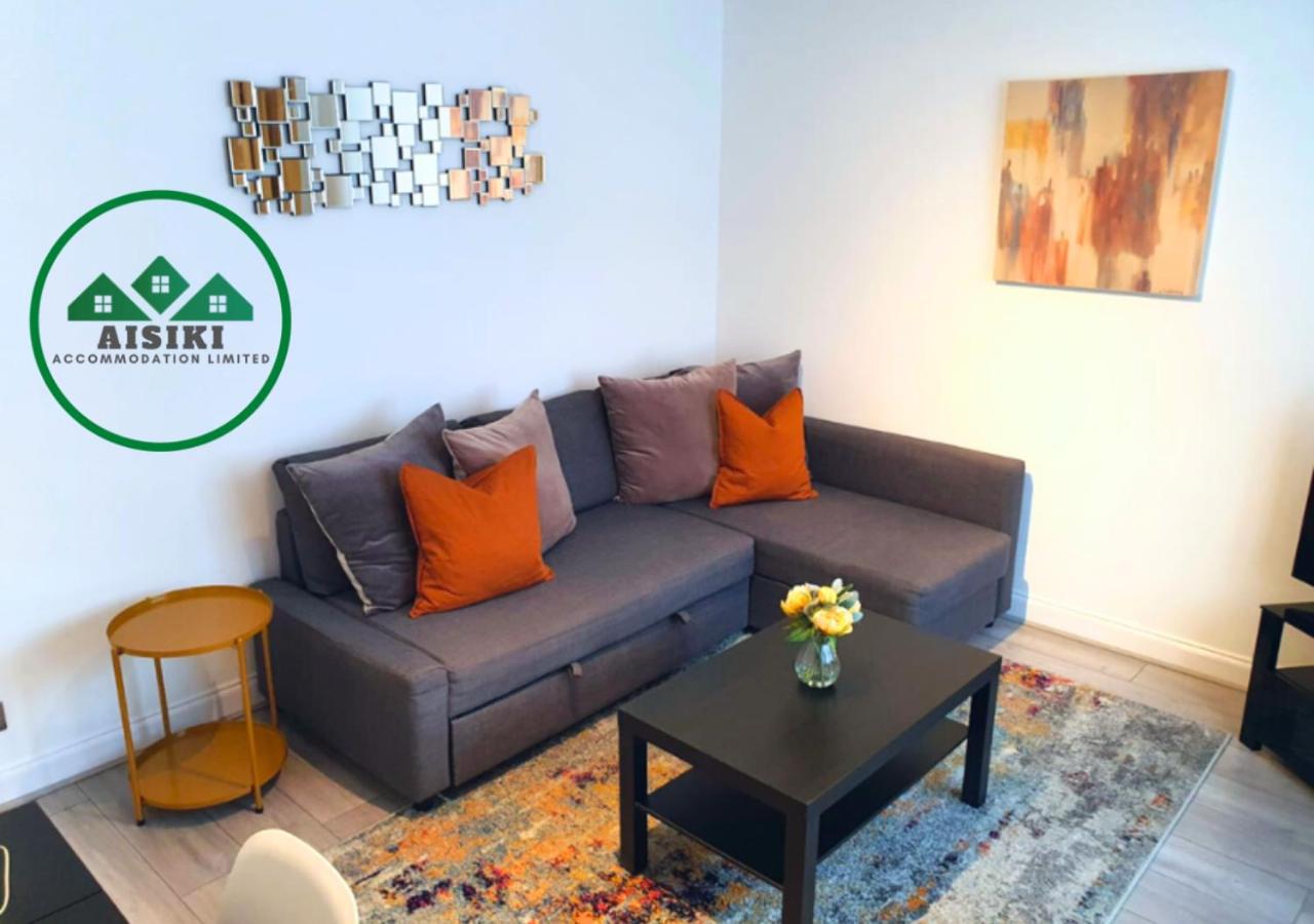 Aisiki Stays Apartments at Wembley, Ground Floor 2 Bedroom and 1 Bathroom Flat, King or Twin beds and Double bed with FREE WiFi and PARKING