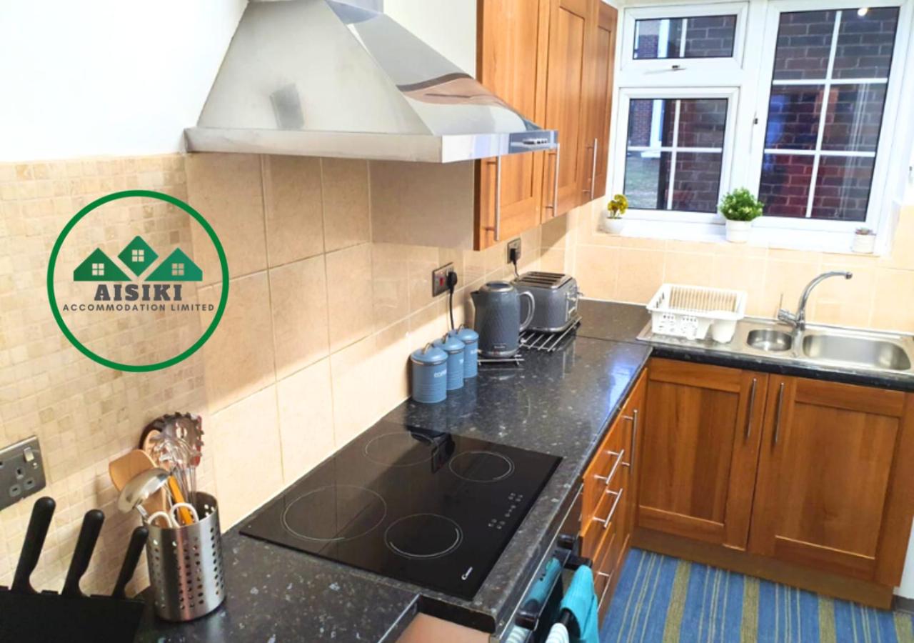 Aisiki Stays Apartments at Wembley, Ground Floor 2 Bedroom and 1 Bathroom Flat, King or Twin beds and Double bed with FREE WiFi and PARKING