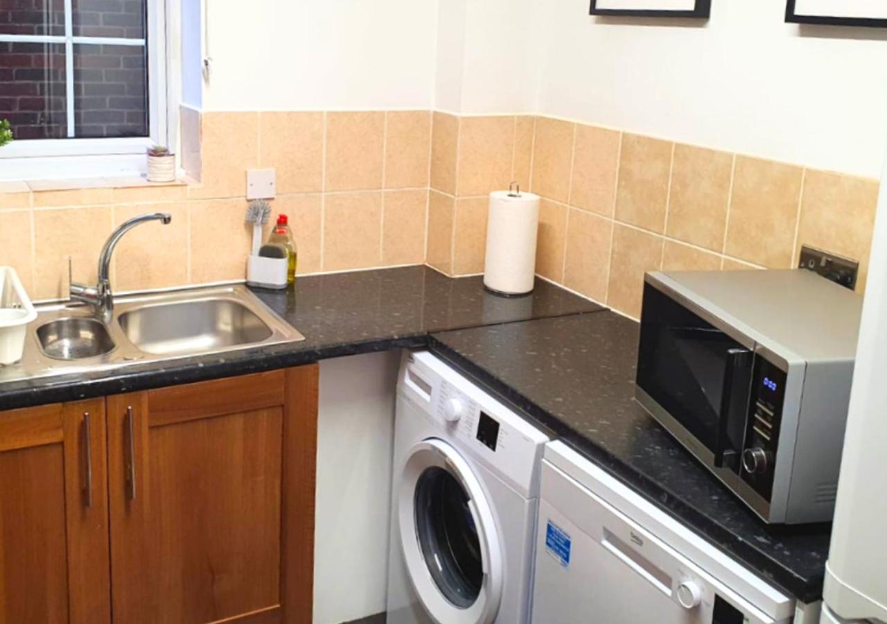 Aisiki Stays Apartments at Wembley, Ground Floor 2 Bedroom and 1 Bathroom Flat, King or Twin beds and Double bed with FREE WiFi and PARKING
