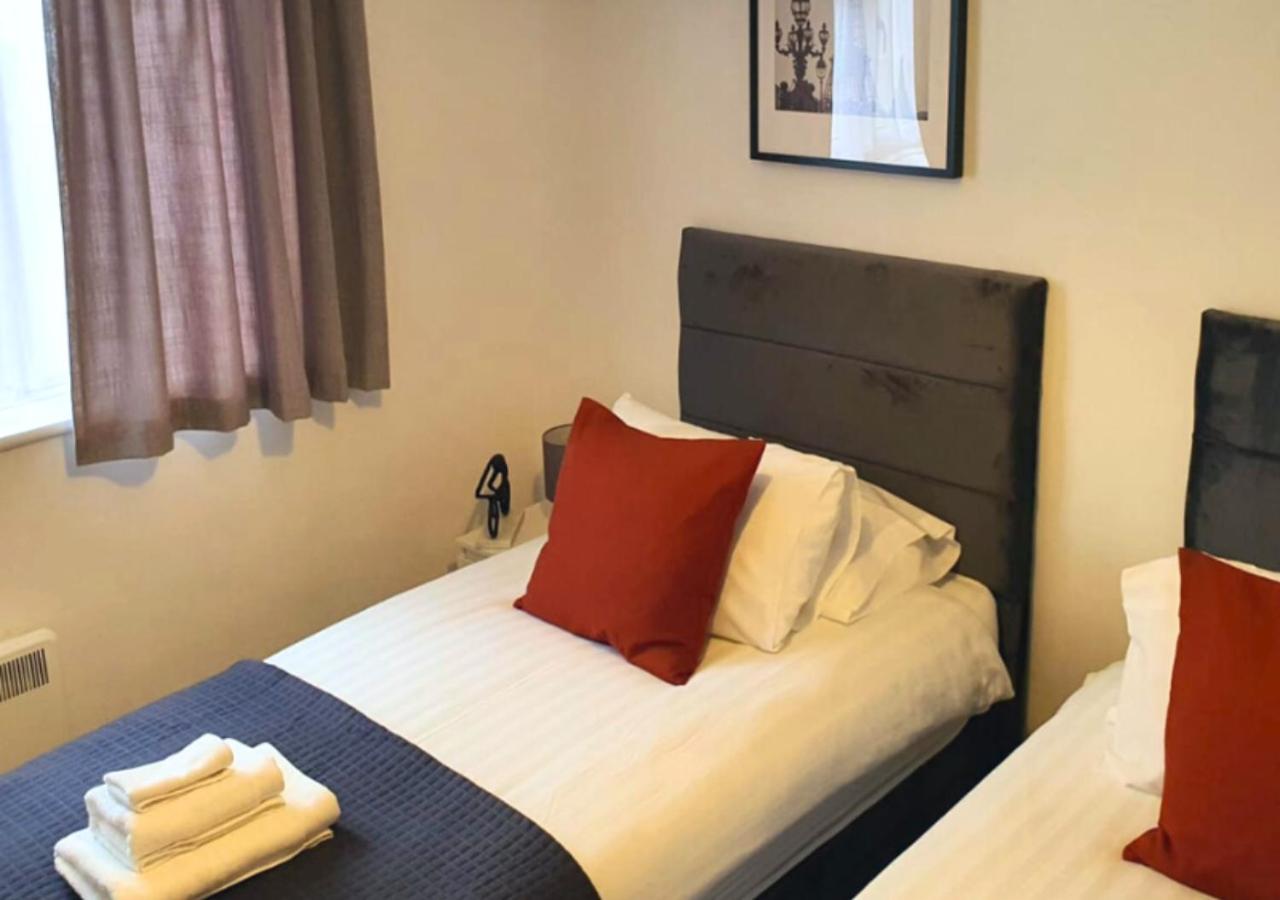 Aisiki Stays Apartments at Wembley, Ground Floor 2 Bedroom and 1 Bathroom Flat, King or Twin beds and Double bed with FREE WiFi and PARKING