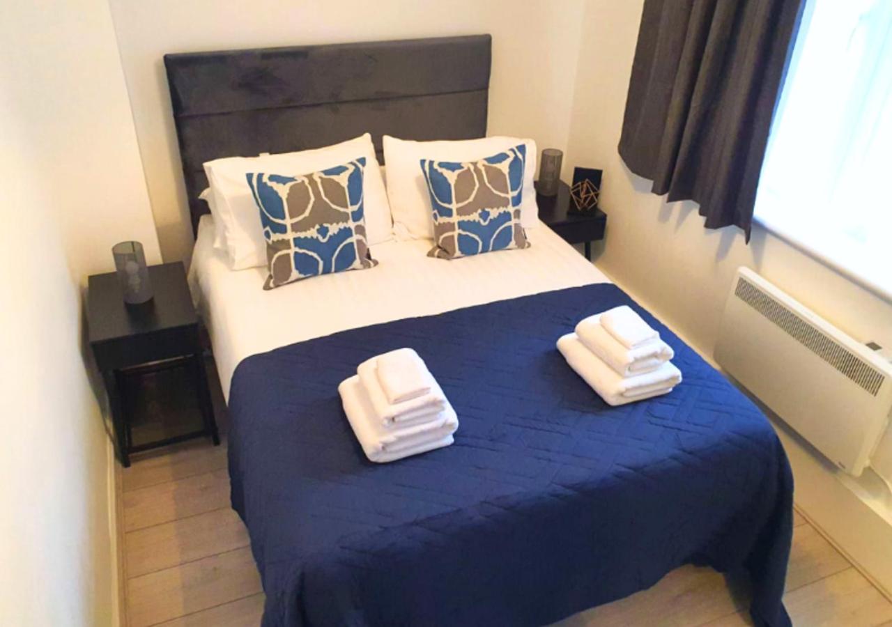 Aisiki Stays Apartments at Wembley, Ground Floor 2 Bedroom and 1 Bathroom Flat, King or Twin beds and Double bed with FREE WiFi and PARKING