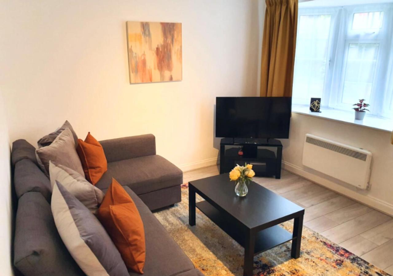 Aisiki Stays Apartments at Wembley, Ground Floor 2 Bedroom and 1 Bathroom Flat, King or Twin beds and Double bed with FREE WiFi and PARKING
