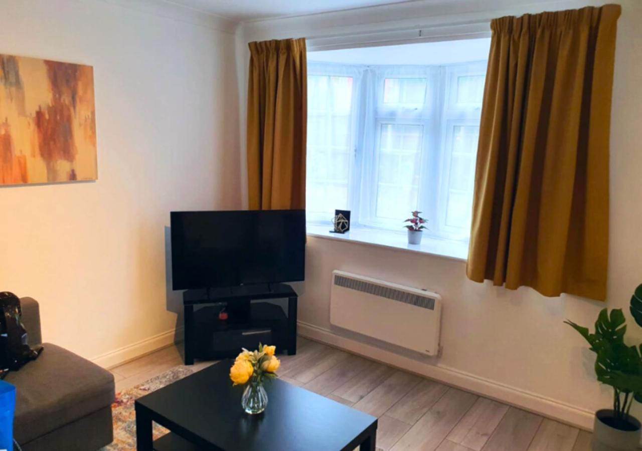 Aisiki Stays Apartments at Wembley, Ground Floor 2 Bedroom and 1 Bathroom Flat, King or Twin beds and Double bed with FREE WiFi and PARKING