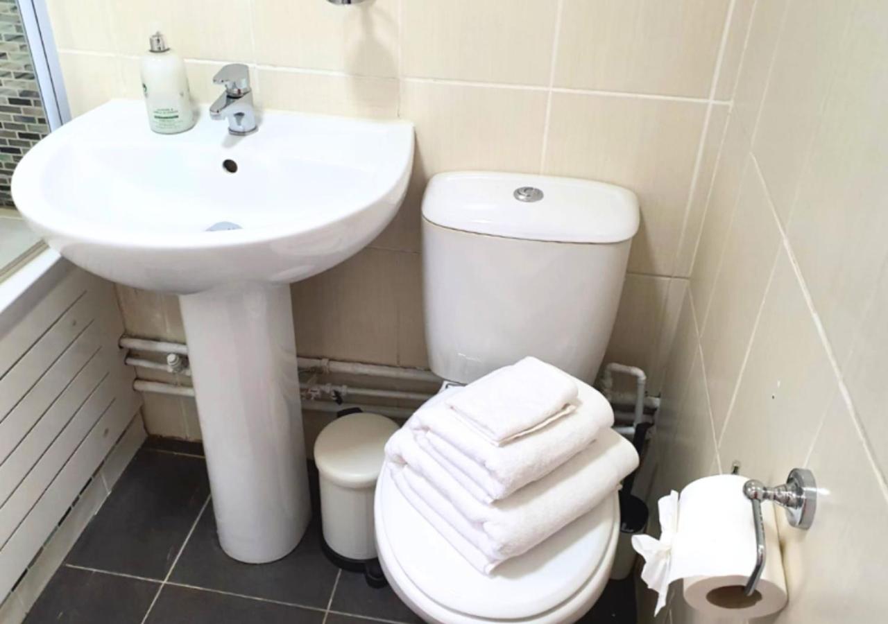 Aisiki Stays Apartments at Wembley, Ground Floor 2 Bedroom and 1 Bathroom Flat, King or Twin beds and Double bed with FREE WiFi and PARKING