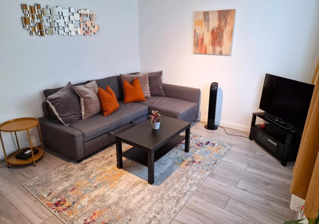Aisiki Stays Apartments at Wembley, Ground Floor 2 Bedroom and 1 Bathroom Flat, King or Twin beds and Double bed with FREE WiFi and PARKING