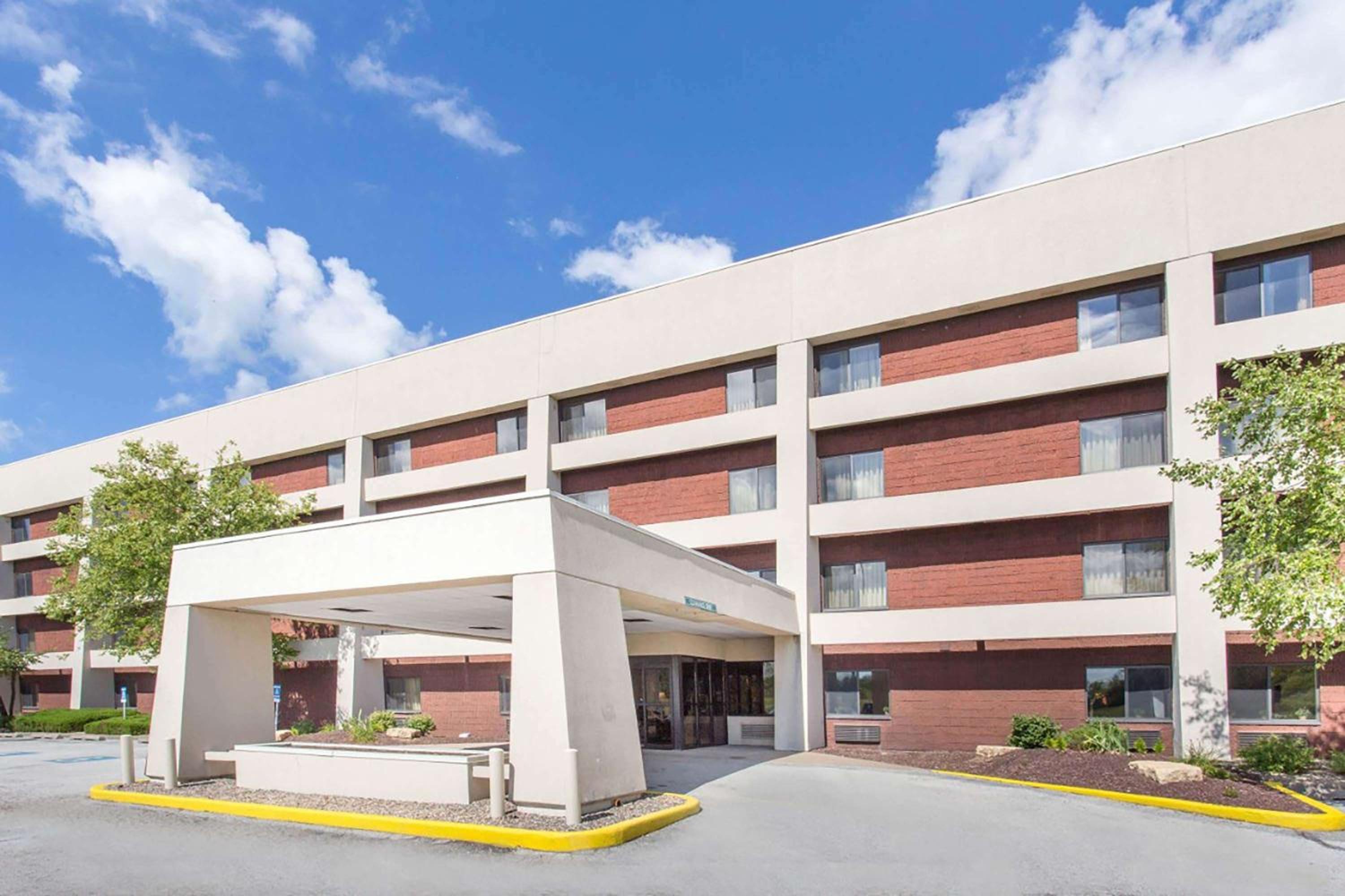 Hotel Baymont by Wyndham Davenport - Image 1