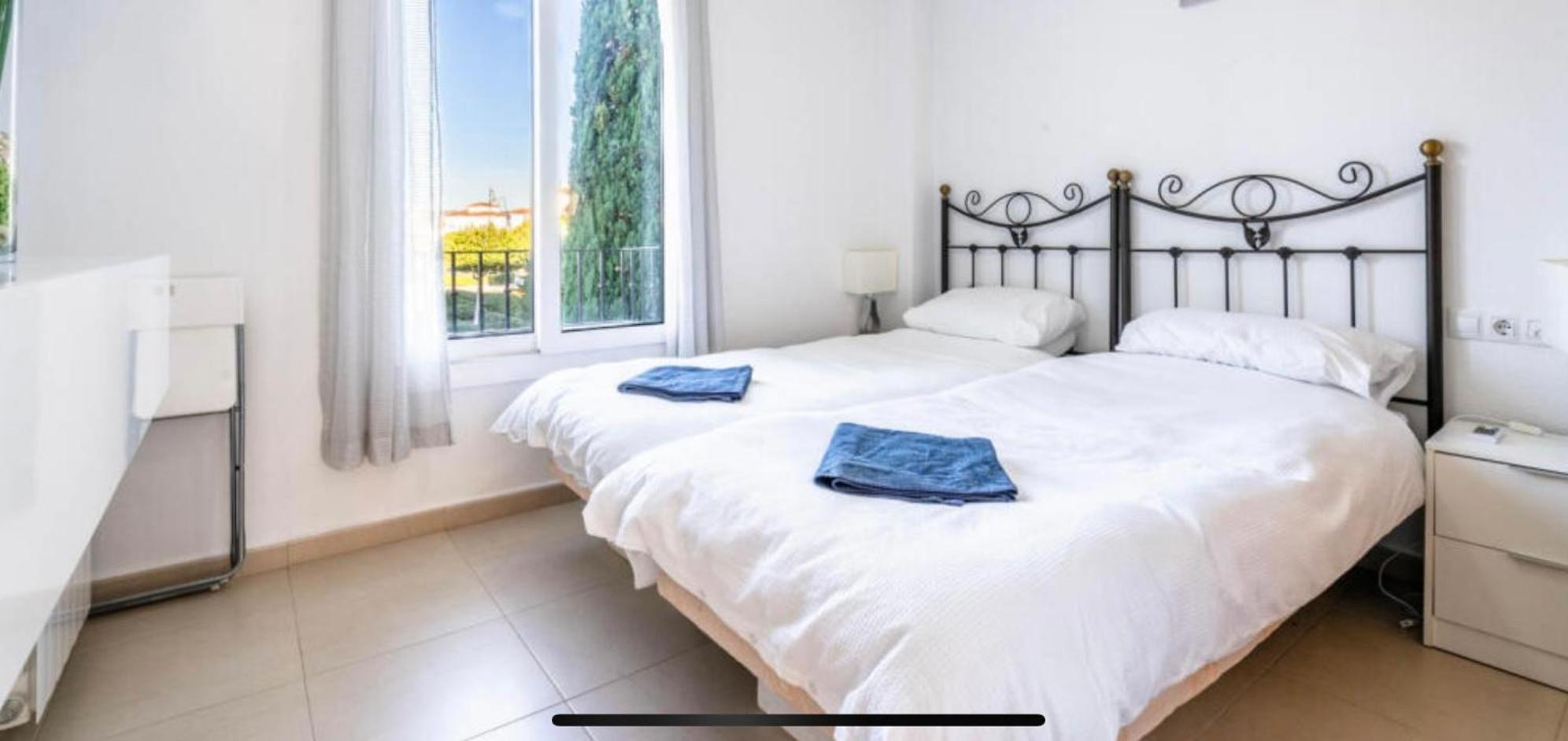 Golf Resort - Apartment - Sleeps4 - Pool - Parking