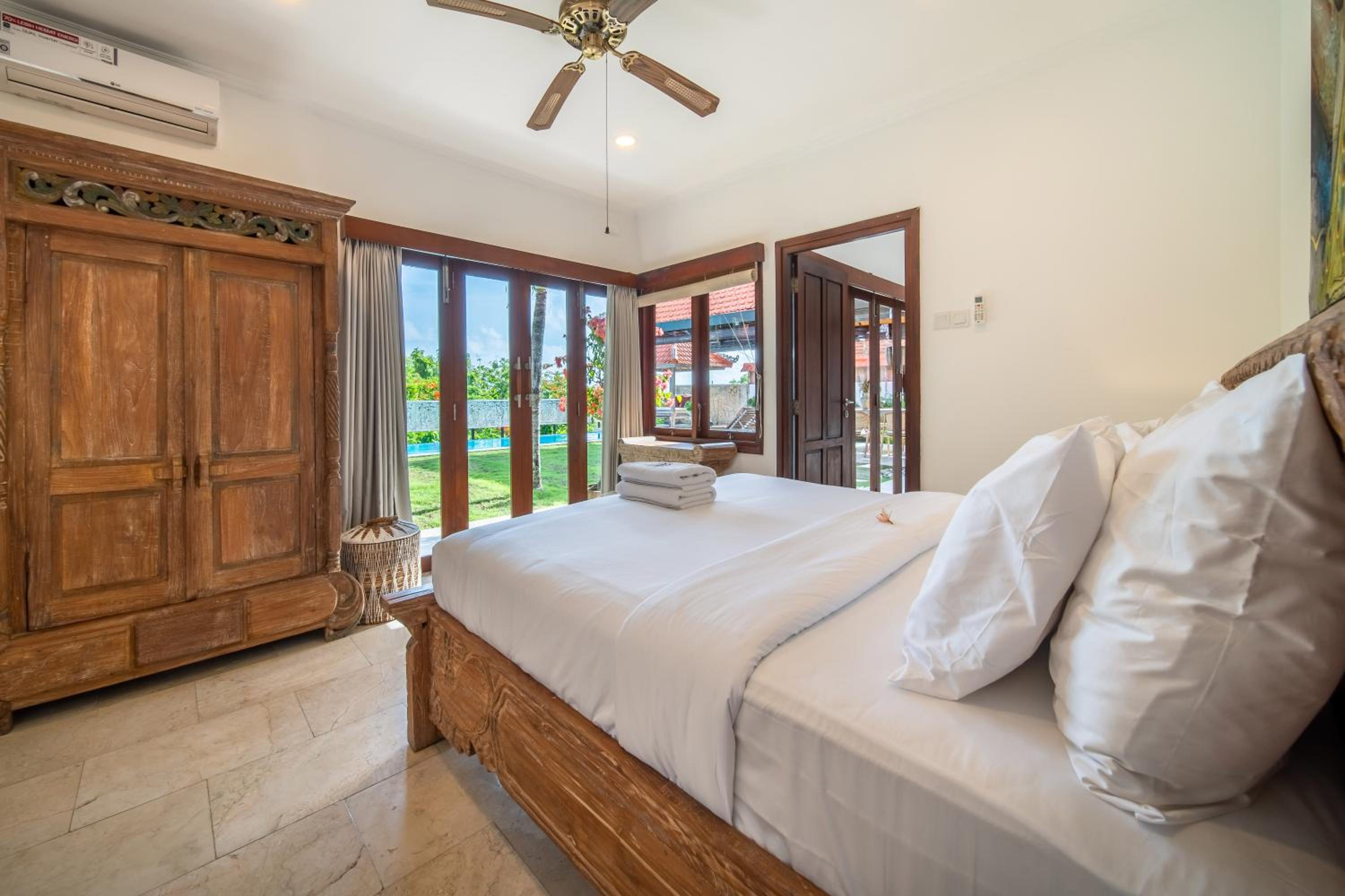 Tropical Villa Asmara - 400sqm Garden Oasis with large Pool and Scenic Views