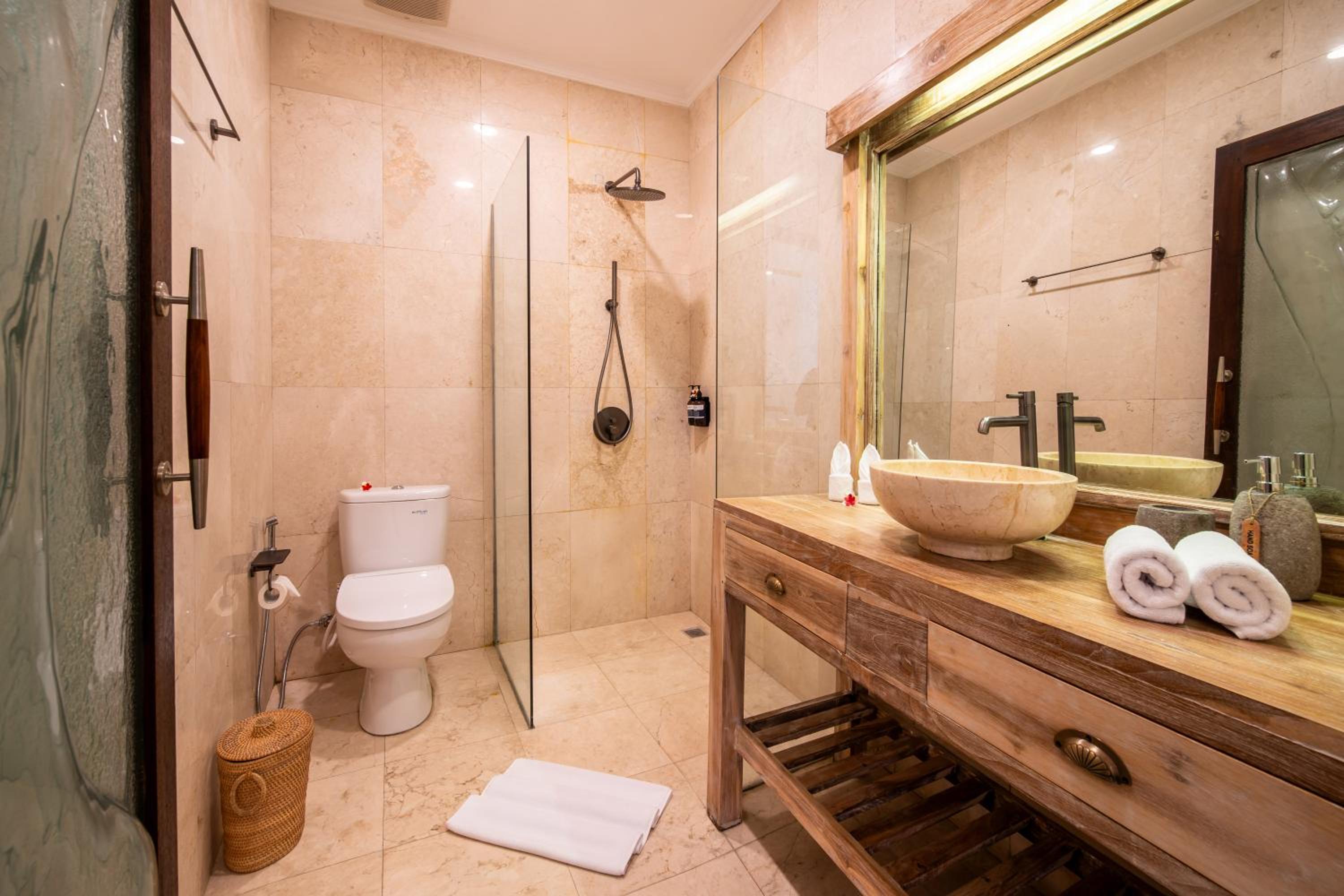 Tropical Villa Asmara - 400sqm Garden Oasis with large Pool and Scenic Views