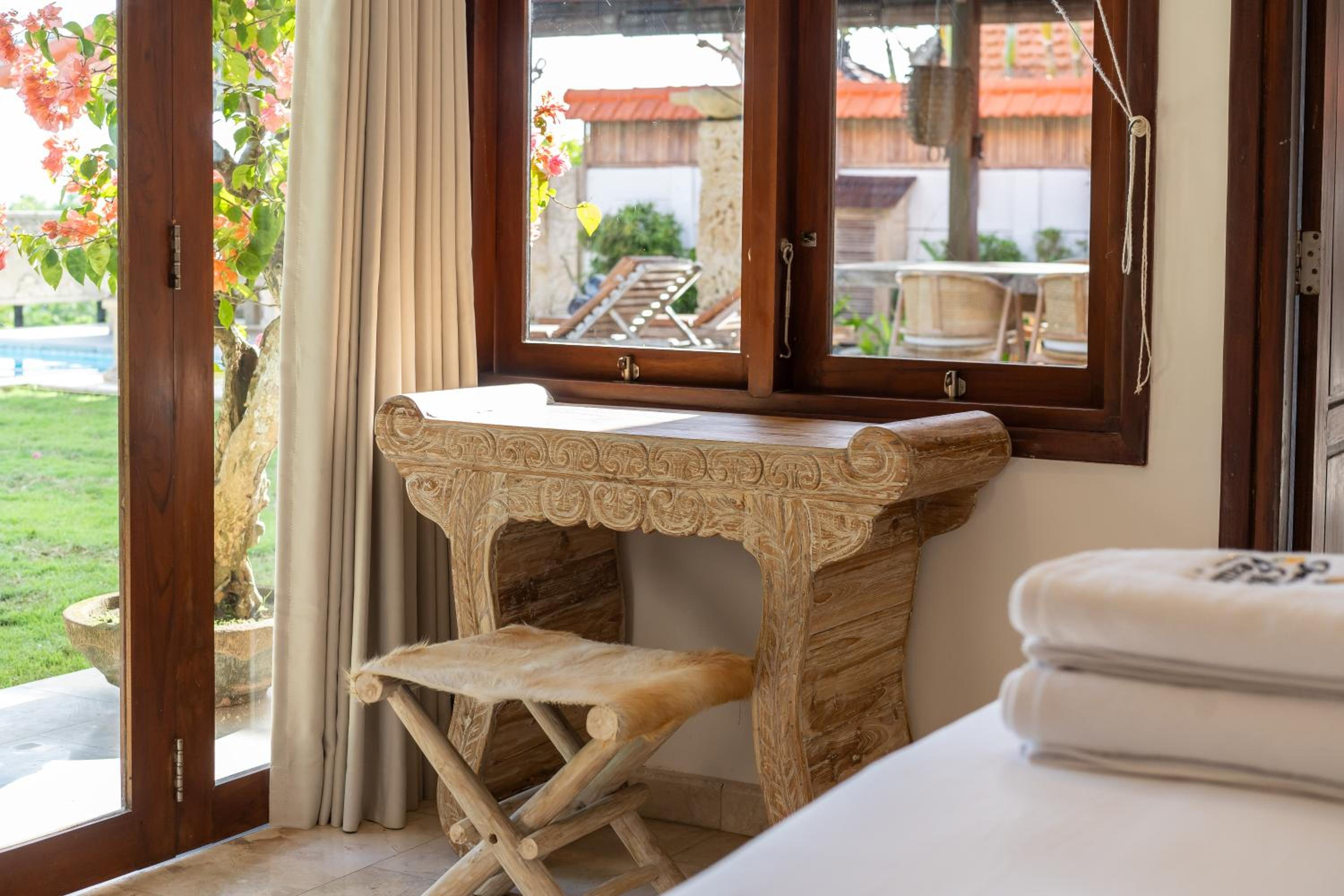 Tropical Villa Asmara - 400sqm Garden Oasis with large Pool and Scenic Views