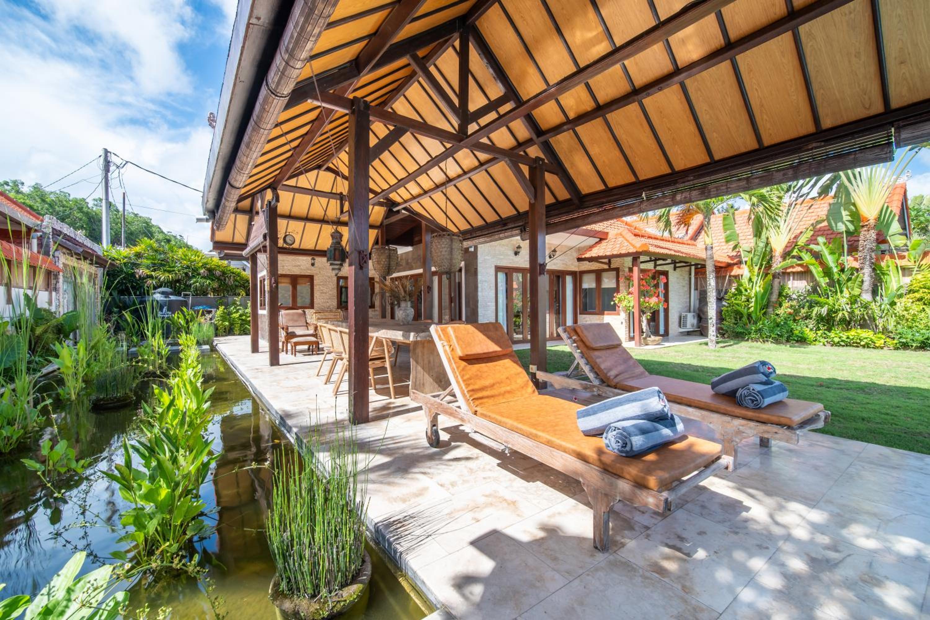 Tropical Villa Asmara - 400sqm Garden Oasis with large Pool and Scenic Views
