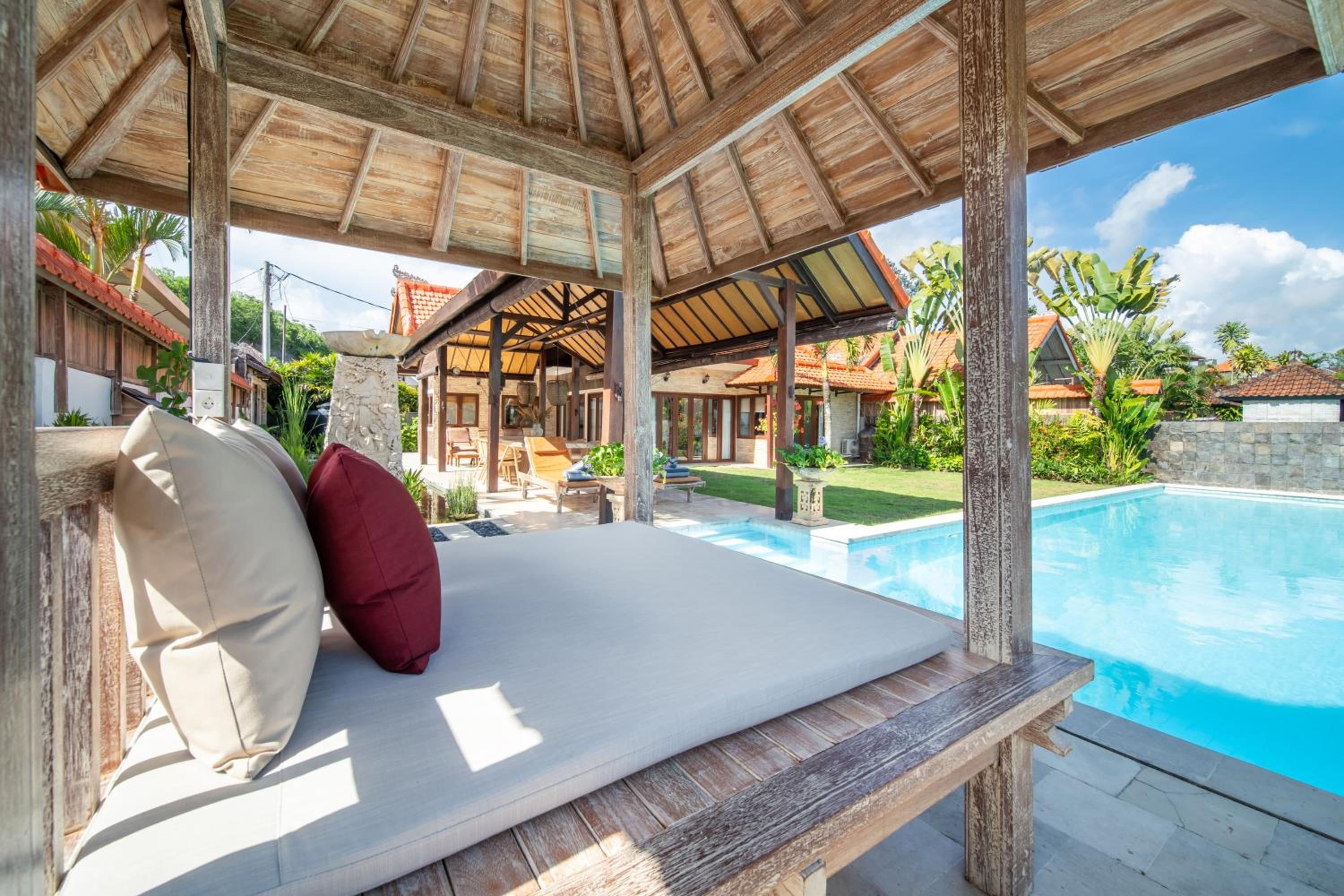 Tropical Villa Asmara - 400sqm Garden Oasis with large Pool and Scenic Views