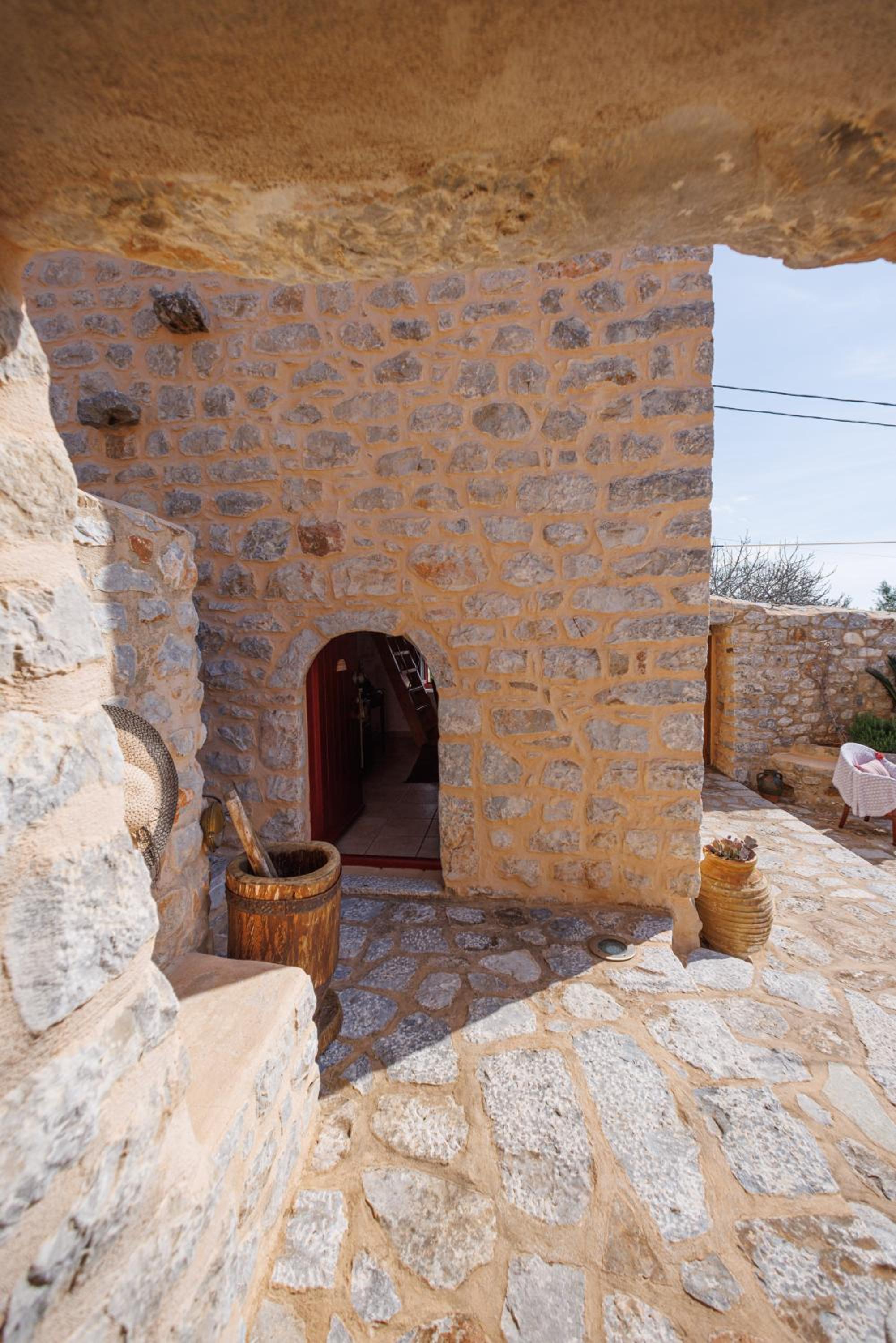 LITHOS TRADITIONAL TOWER