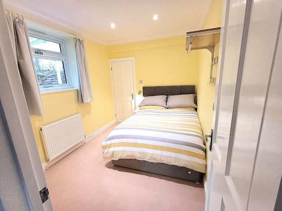 The Conifers, 3 Room, Small but Stylish Self Catering Flat in Nature Reserve Free Eden or local taxi b4 9pm no lounge view 4