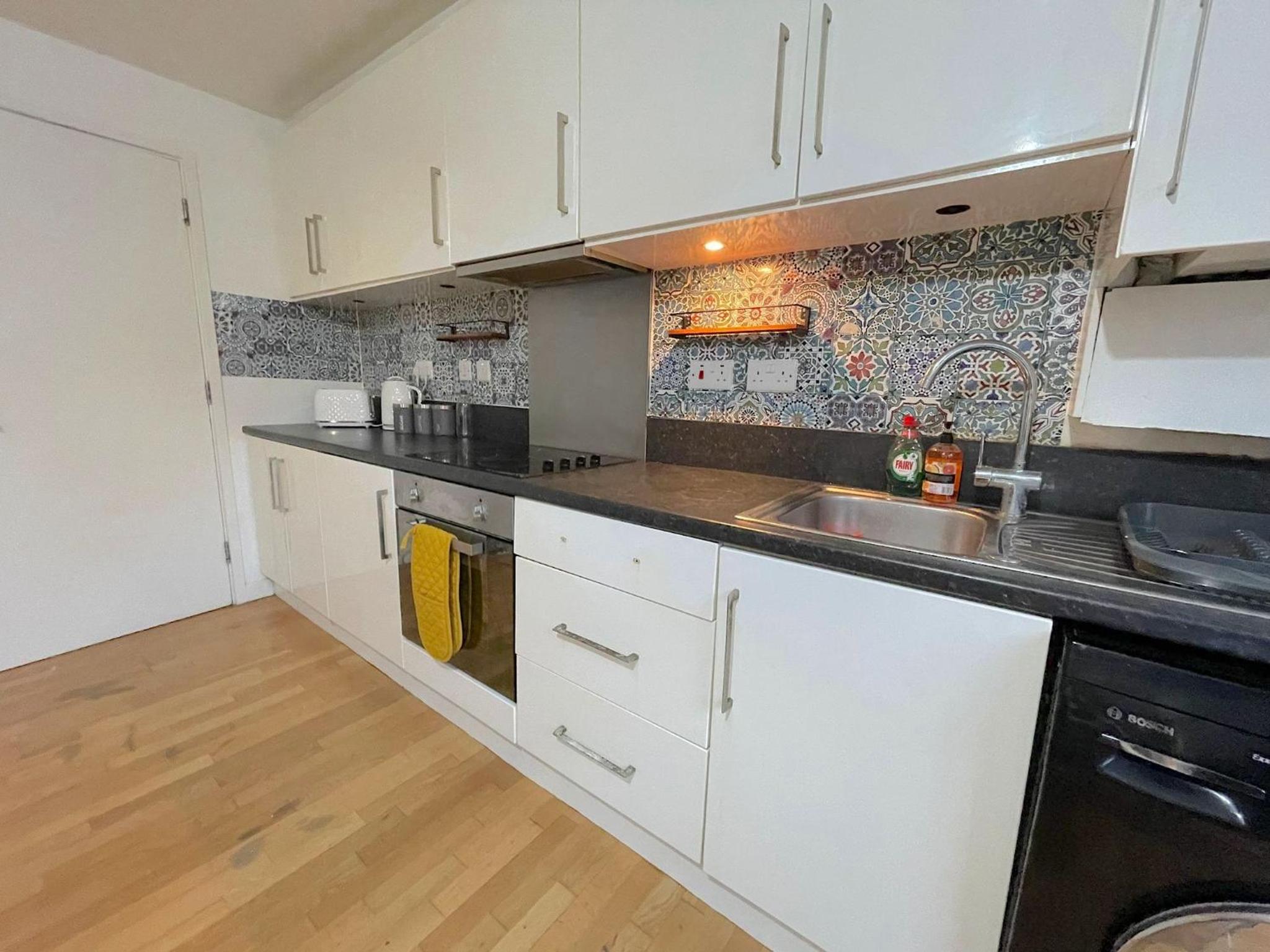 Ground Floor Flat On Bath Road! view 2