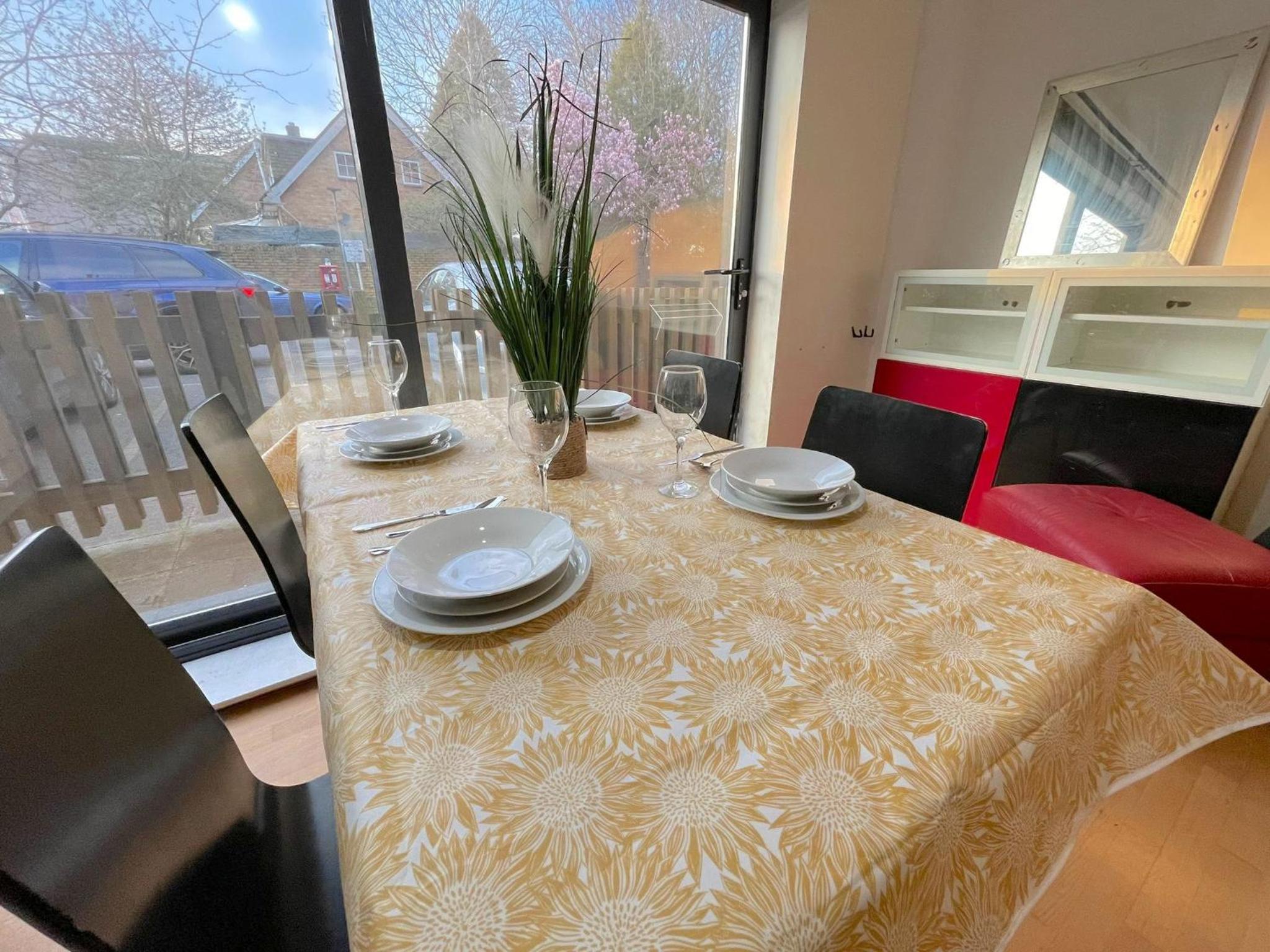 Ground Floor Flat On Bath Road! view 4