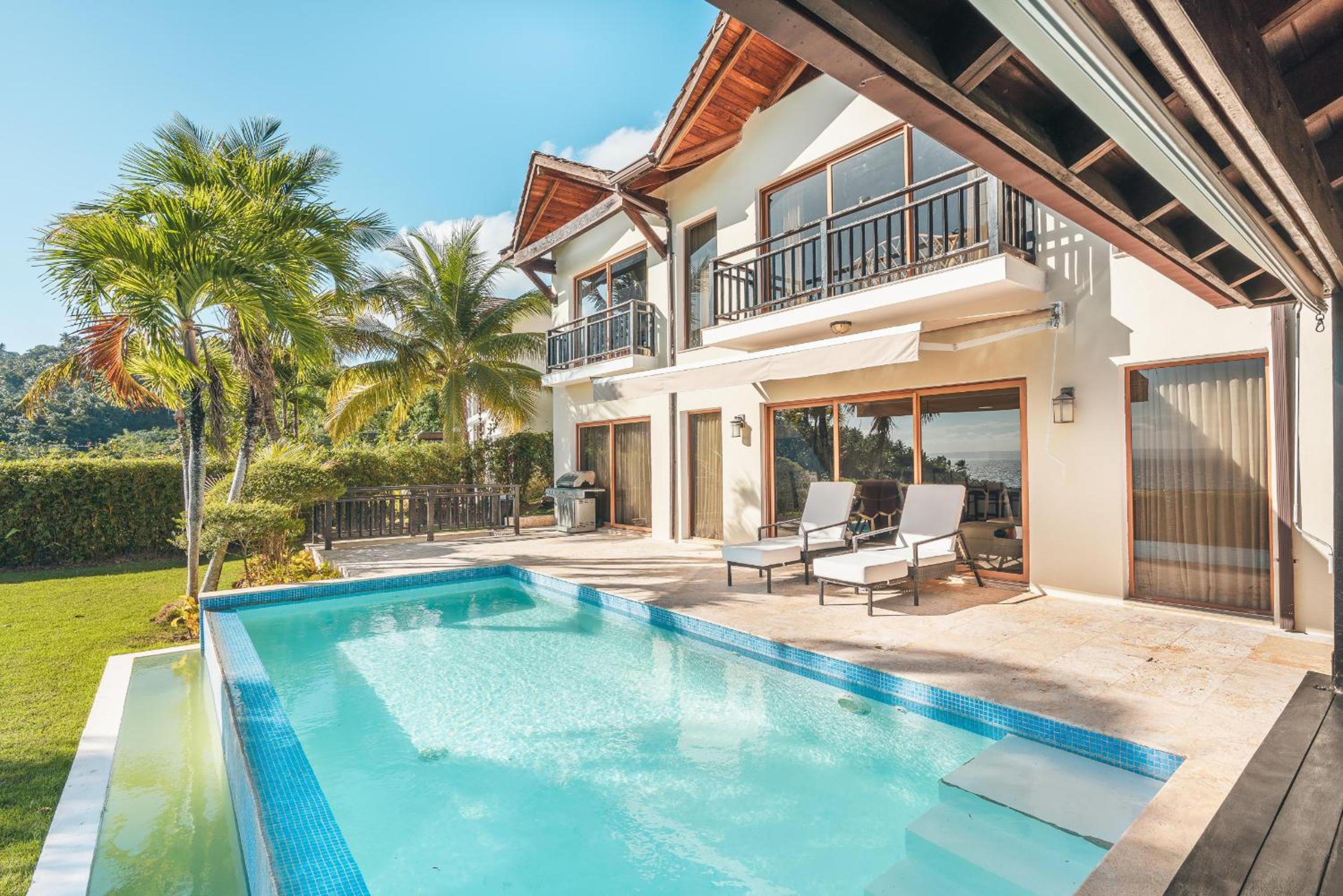 Charming villa with ocean view in Puerto Bahia
