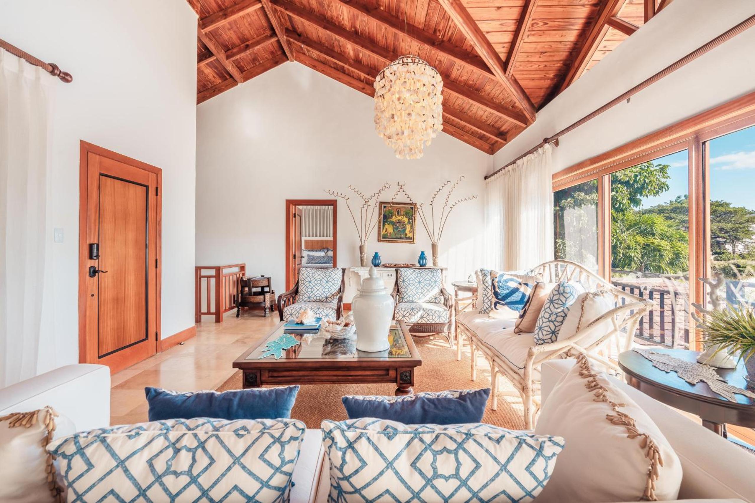 Charming villa with ocean view in Puerto Bahia