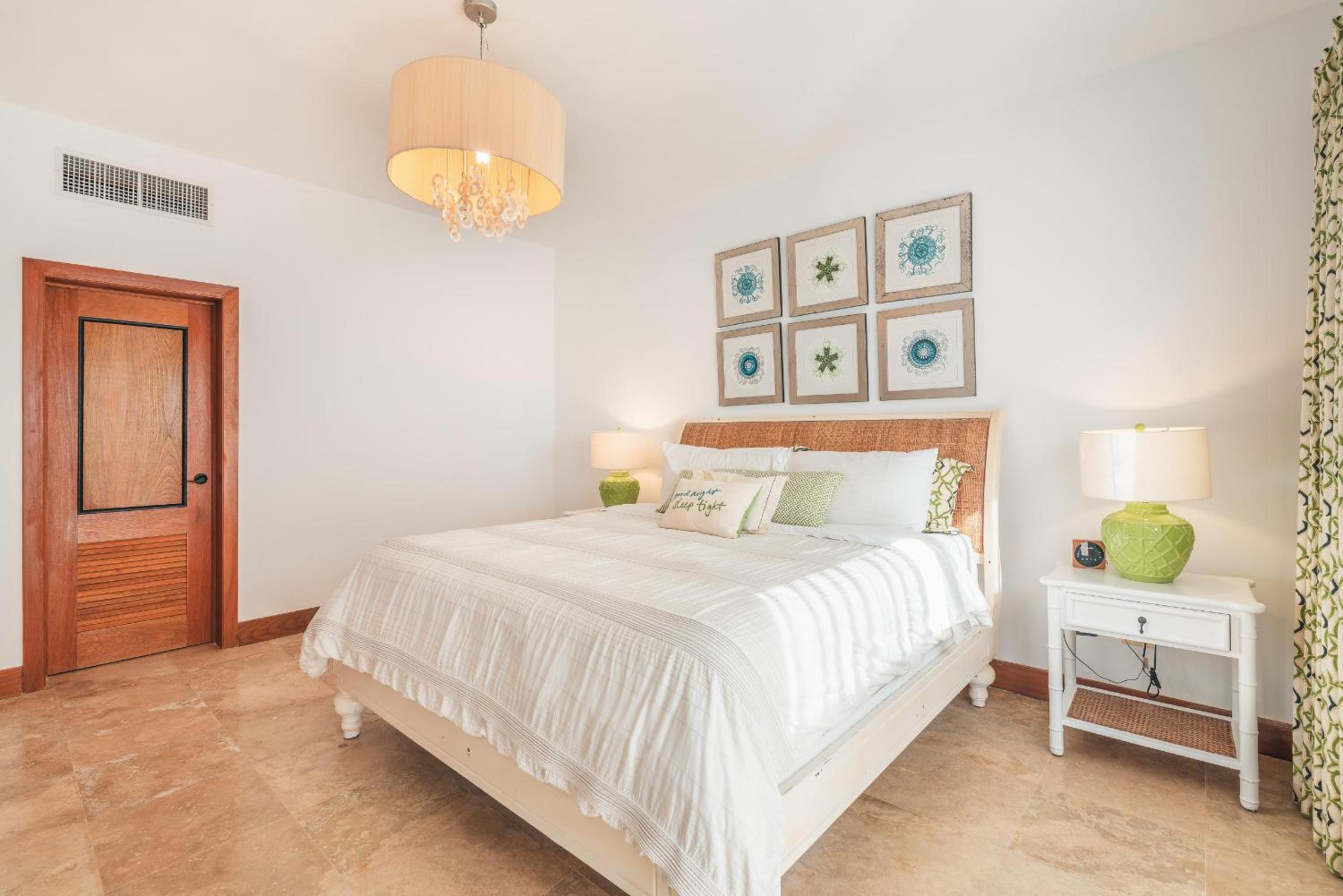 Charming villa with ocean view in Puerto Bahia