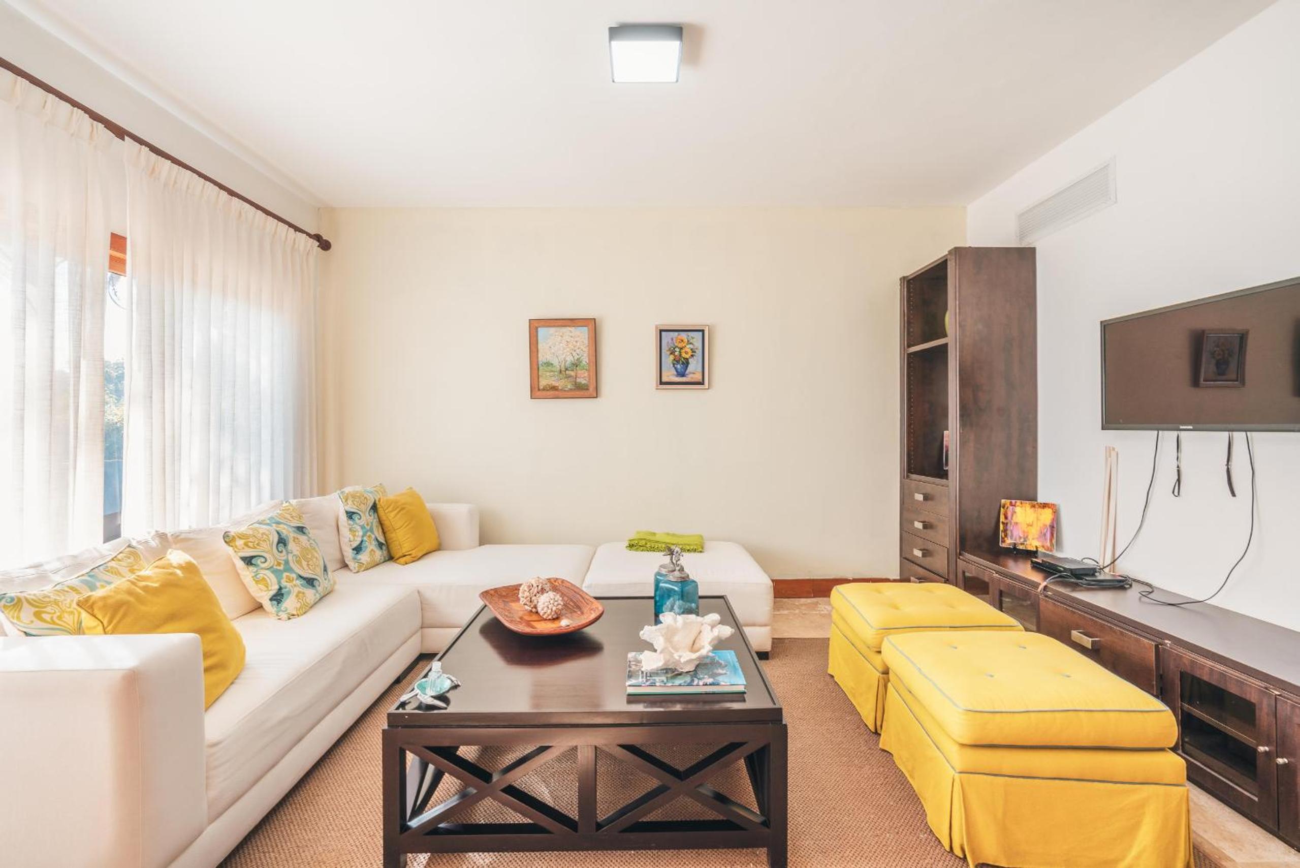 Charming villa with ocean view in Puerto Bahia