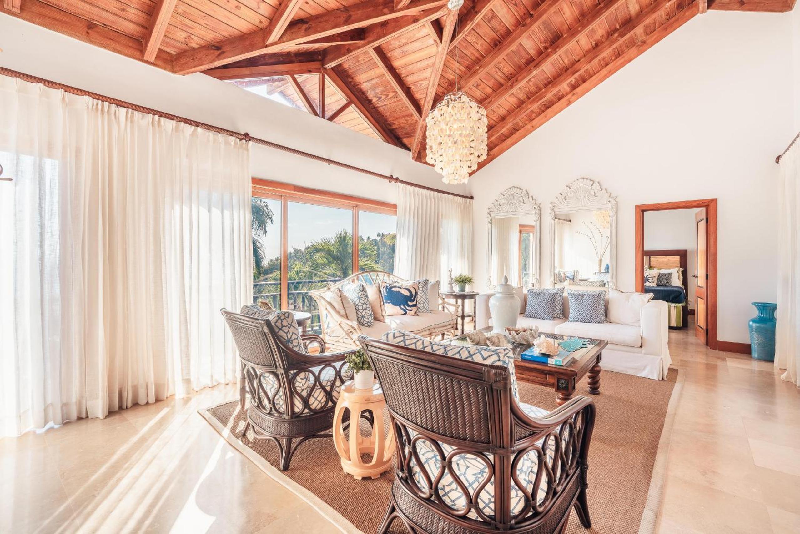Charming villa with ocean view in Puerto Bahia