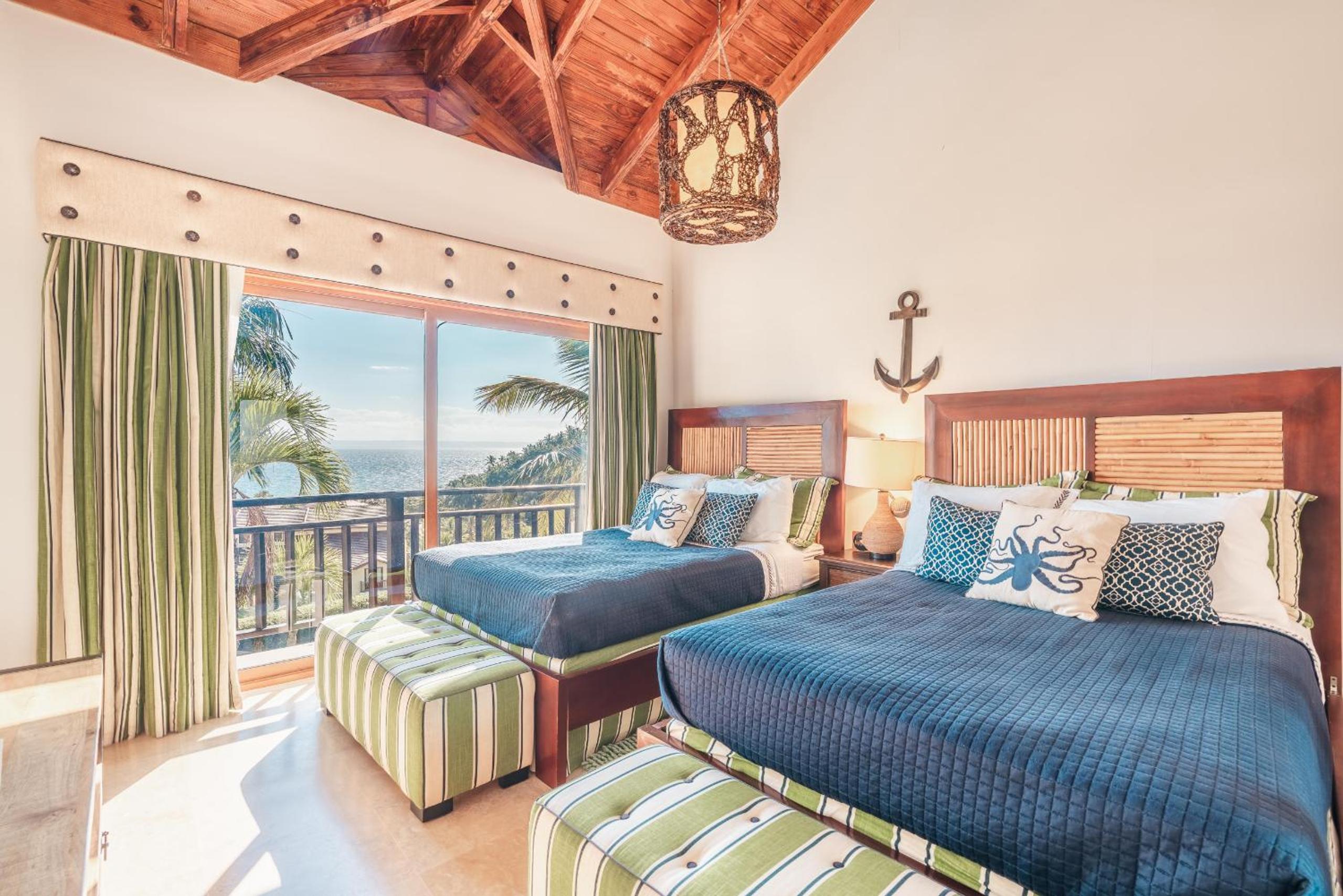 Charming villa with ocean view in Puerto Bahia