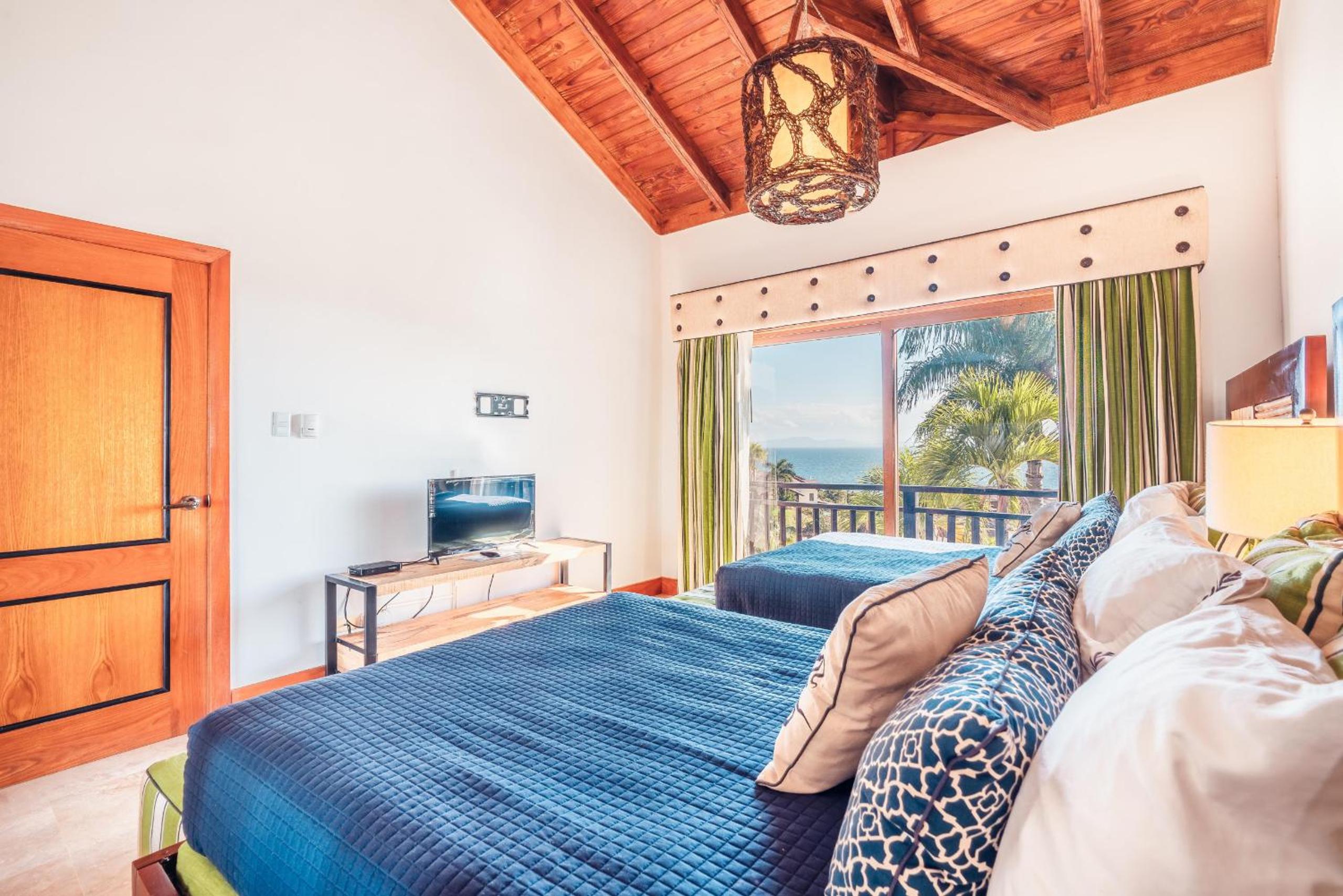 Charming villa with ocean view in Puerto Bahia