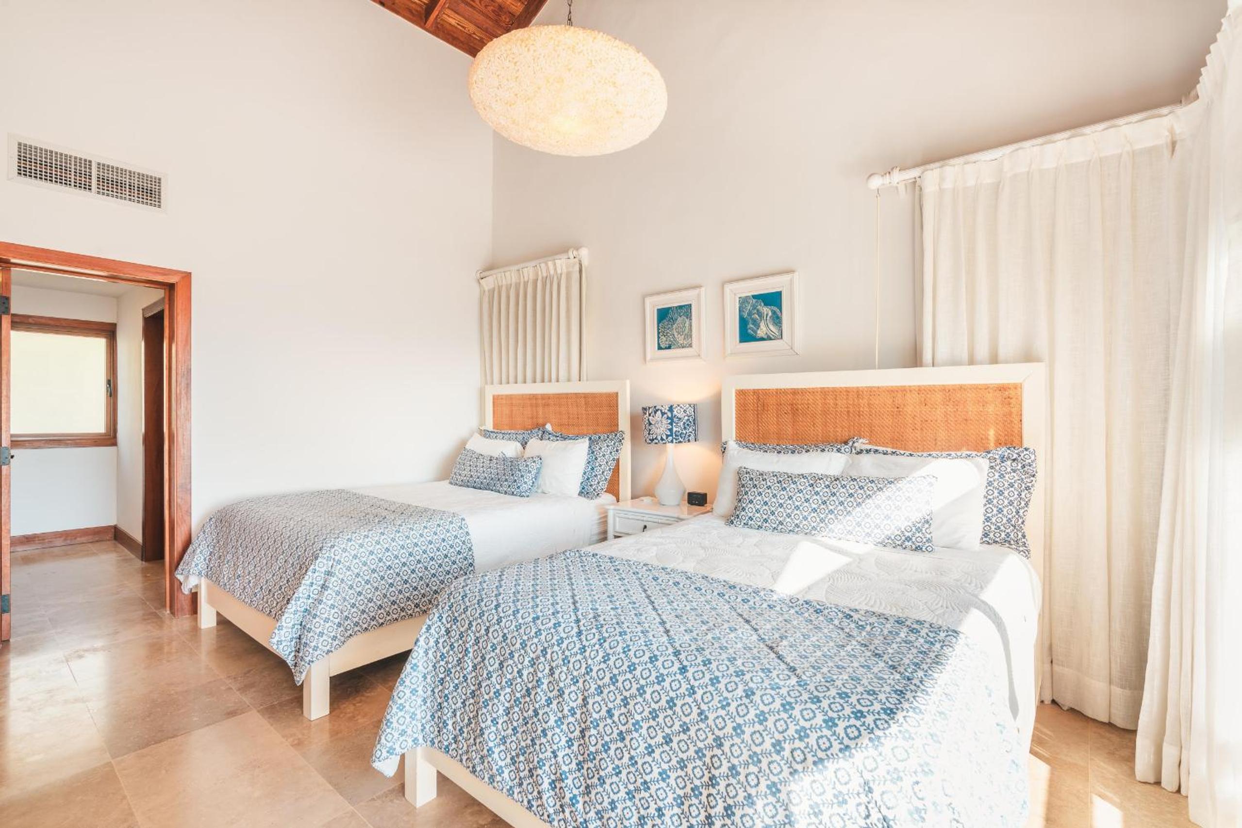 Charming villa with ocean view in Puerto Bahia
