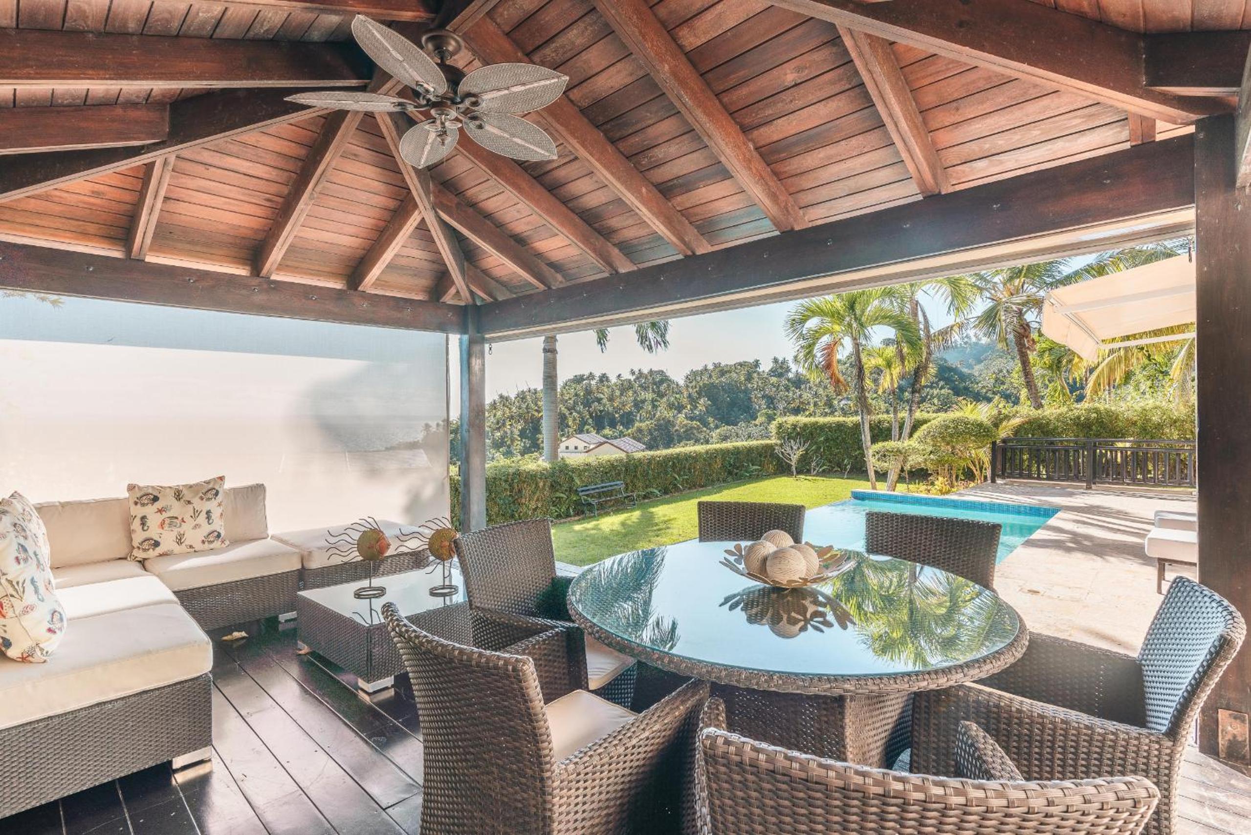 Charming villa with ocean view in Puerto Bahia
