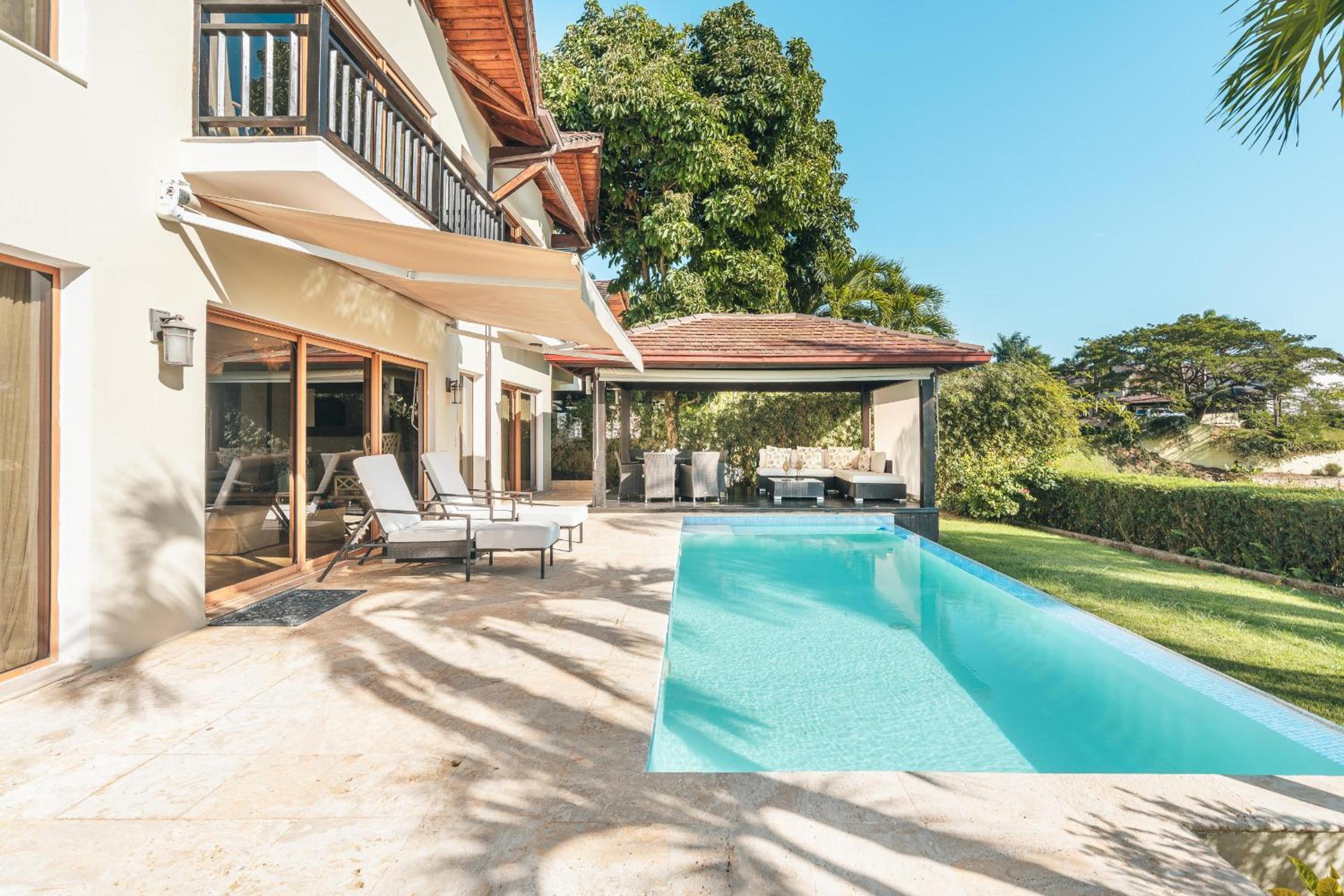Charming villa with ocean view in Puerto Bahia
