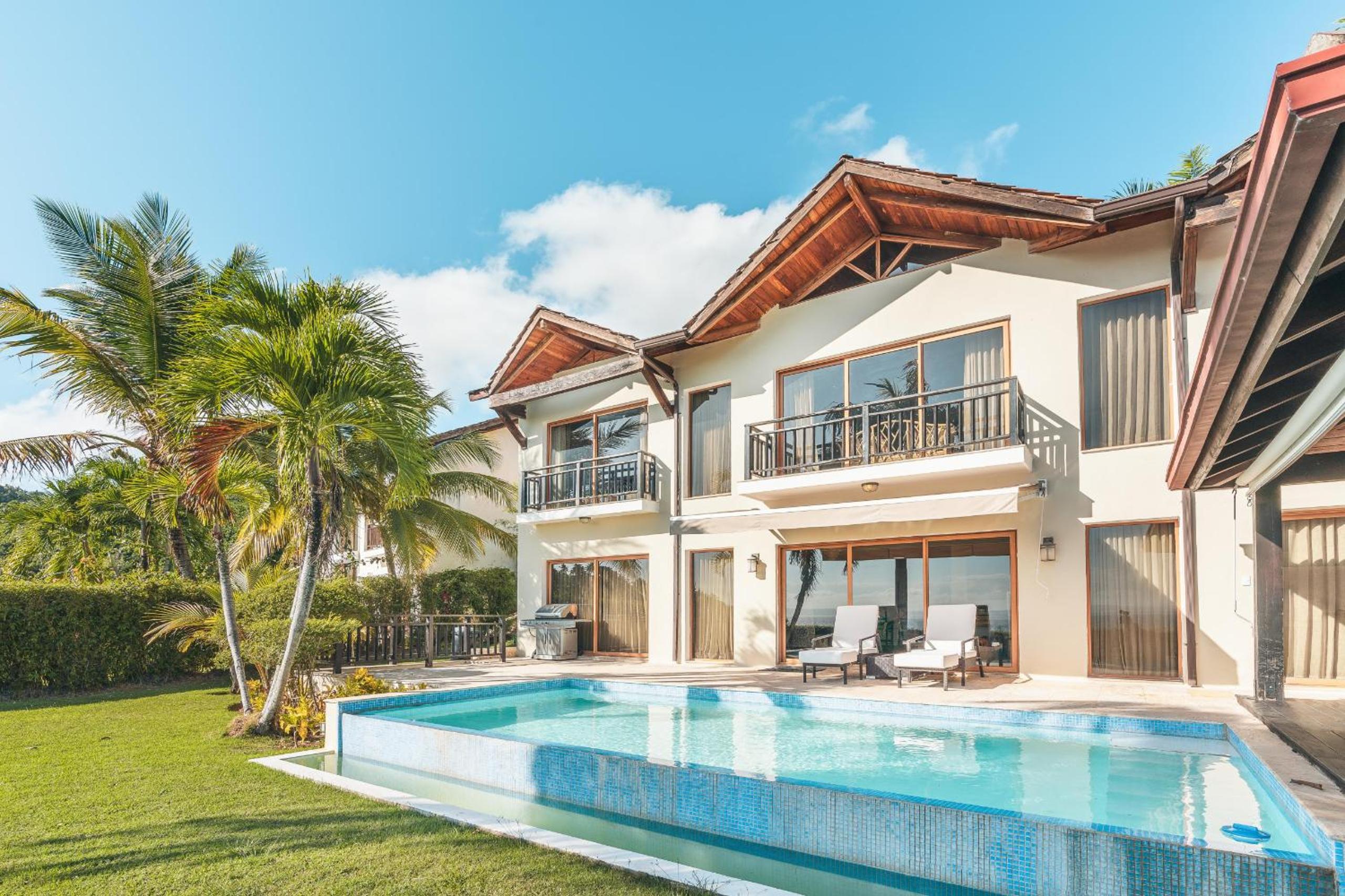 Charming villa with ocean view in Puerto Bahia